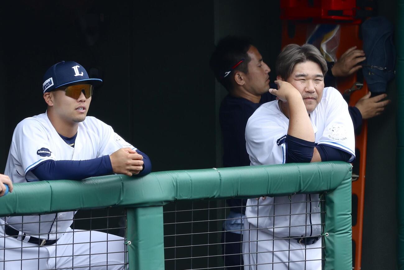 2026年5月、ファームの試合中、戦況を見守る中村剛也（右）