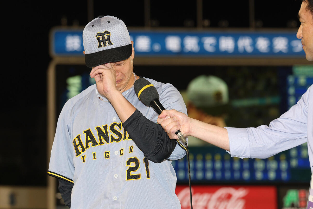 DeNA対阪神　勝利インタビューで地元熊本を思い、目に涙を浮かべる阪神大竹耕太郎（撮影・河田真司）