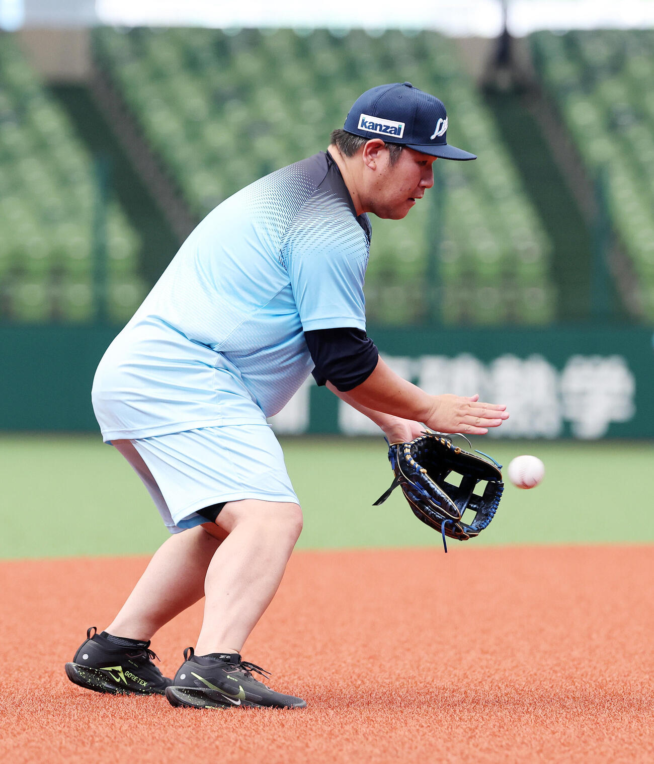 西武対ソフトバンク　ノックを受ける西武中村剛也（撮影・鈴木正人）