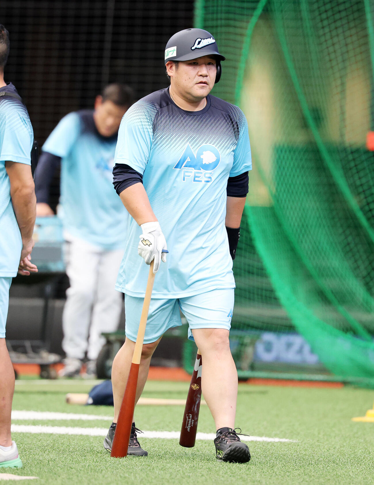 西武対ソフトバンク　打撃練習に向かう西武中村剛也（撮影・鈴木正人）