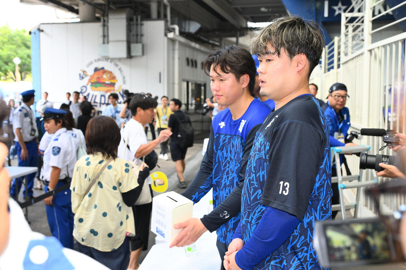 DeNA対広島　令和8年熊本地震被災地支援の募金活動を行ったDeNA伊勢大夢（手前）と若松尚輝（撮影・滝沢徹郎）