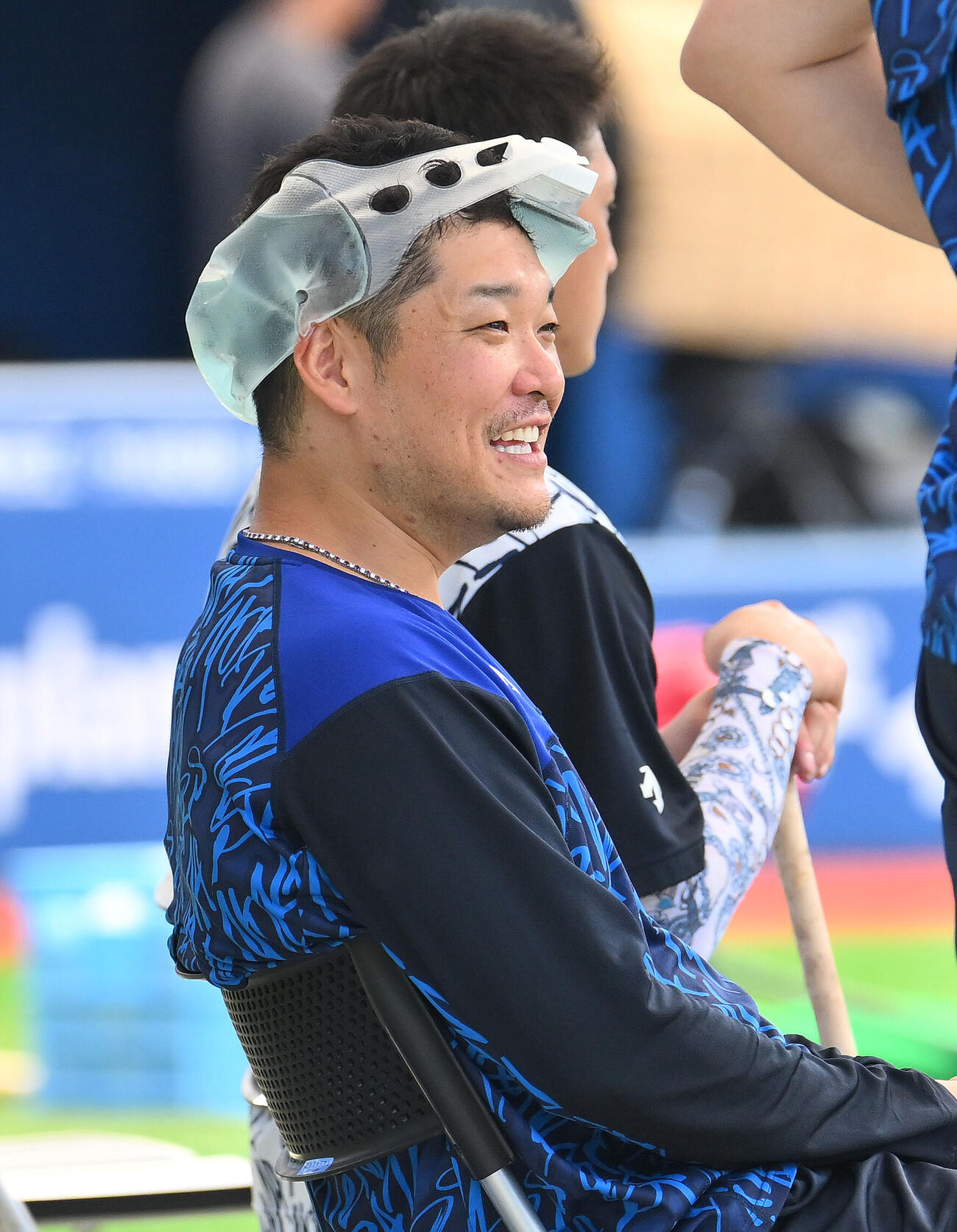 DeNA対広島　試合前練習で頭を冷やすDeNA筒香嘉智（撮影・滝沢徹郎）