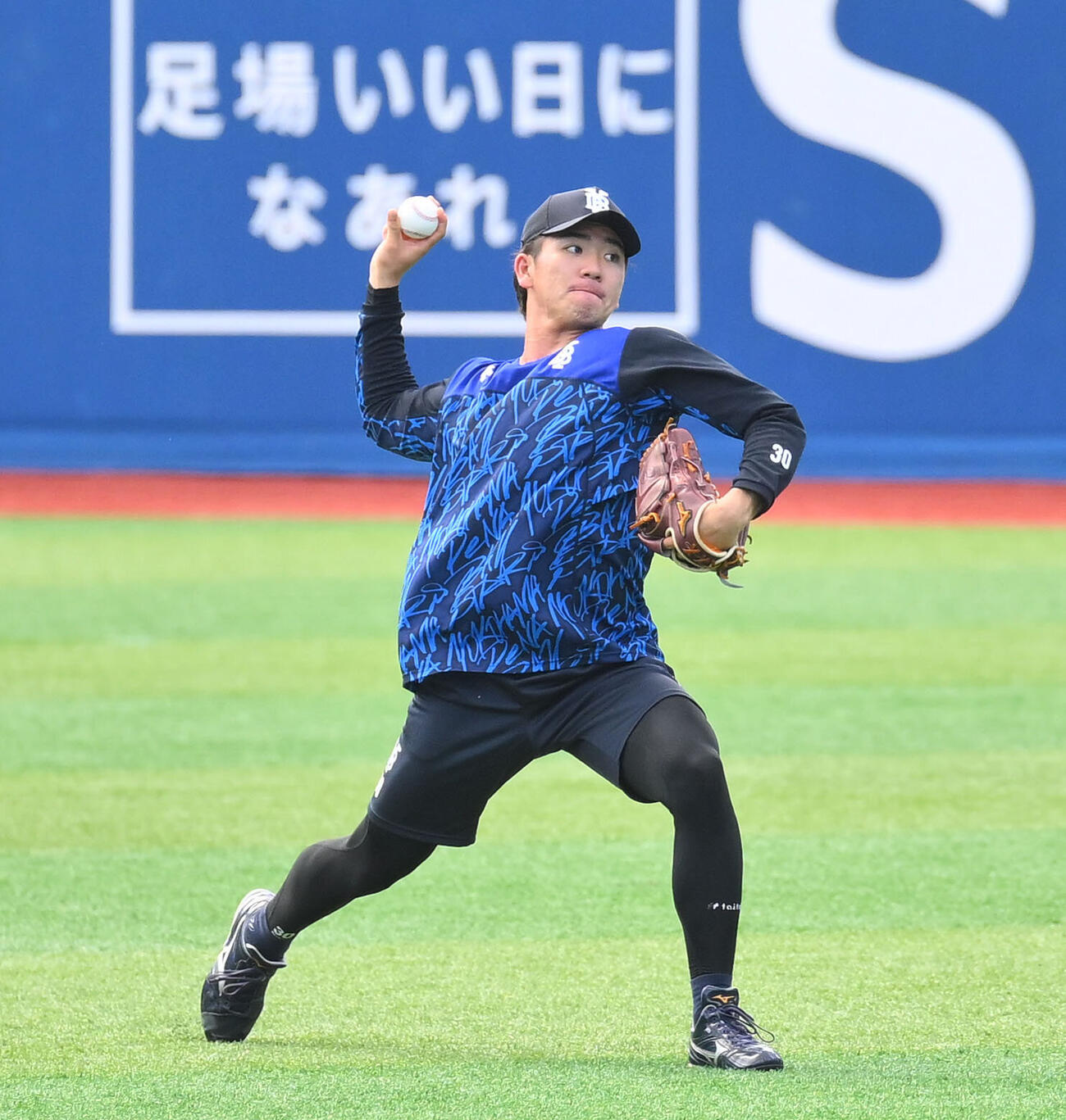 DeNA対広島　試合前練習で調整するDeNA篠木健太郎（撮影・滝沢徹郎）