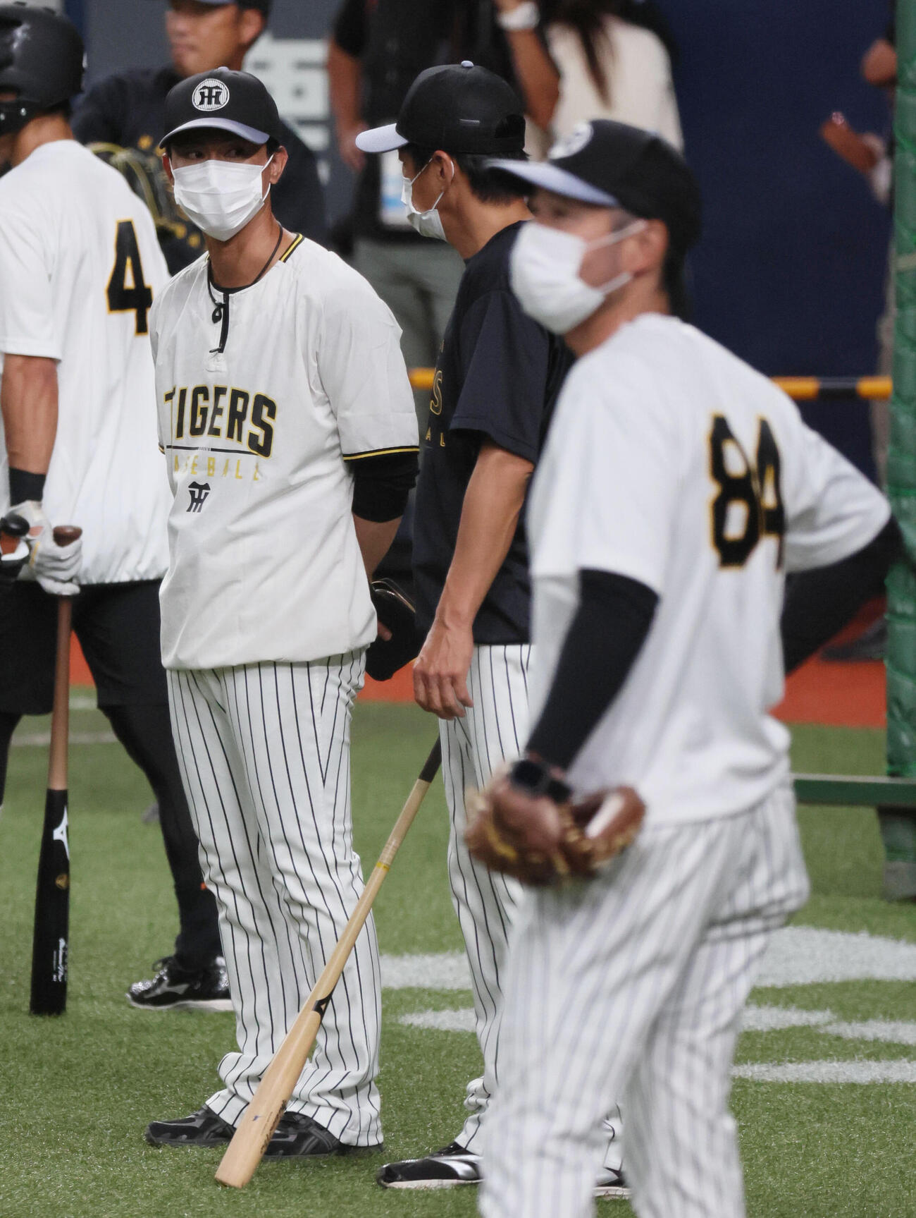 阪神対中日　マスク着用が目立った阪神のコーチ陣やスタッフ。左から上本博紀コーチ、藤本敦士コーチ、日高剛コーチ（撮影・宮崎幸一）