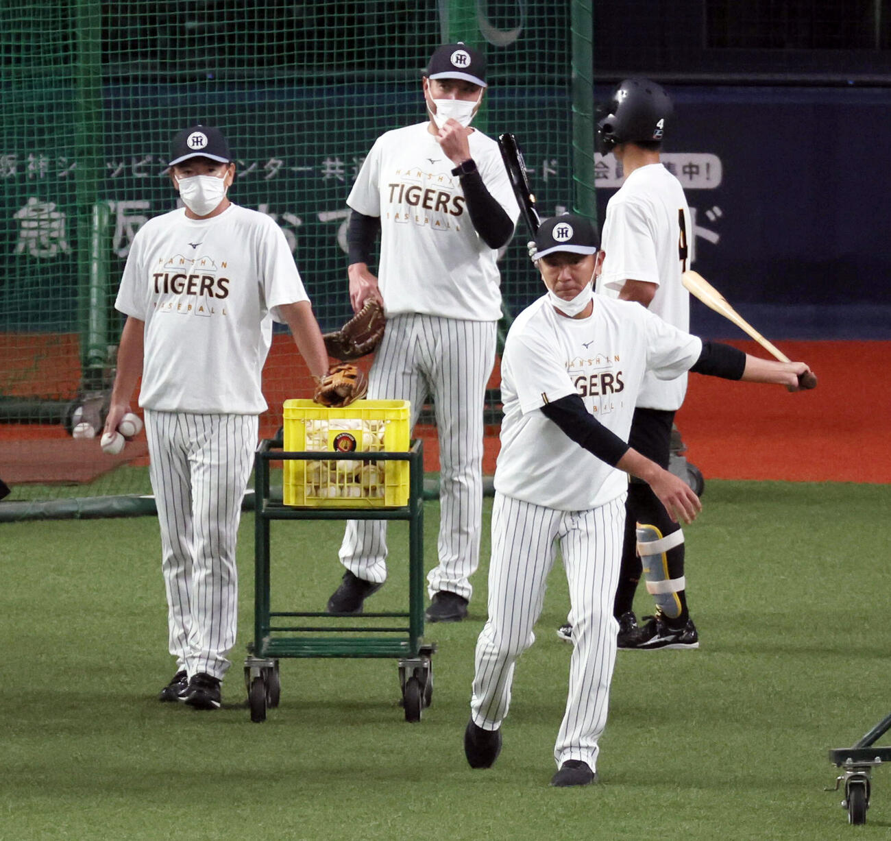 阪神対中日　マスク着用が目立った阪神のコーチ陣やスタッフ。ノッカーは田中秀太コーチ（撮影・宮崎幸一）