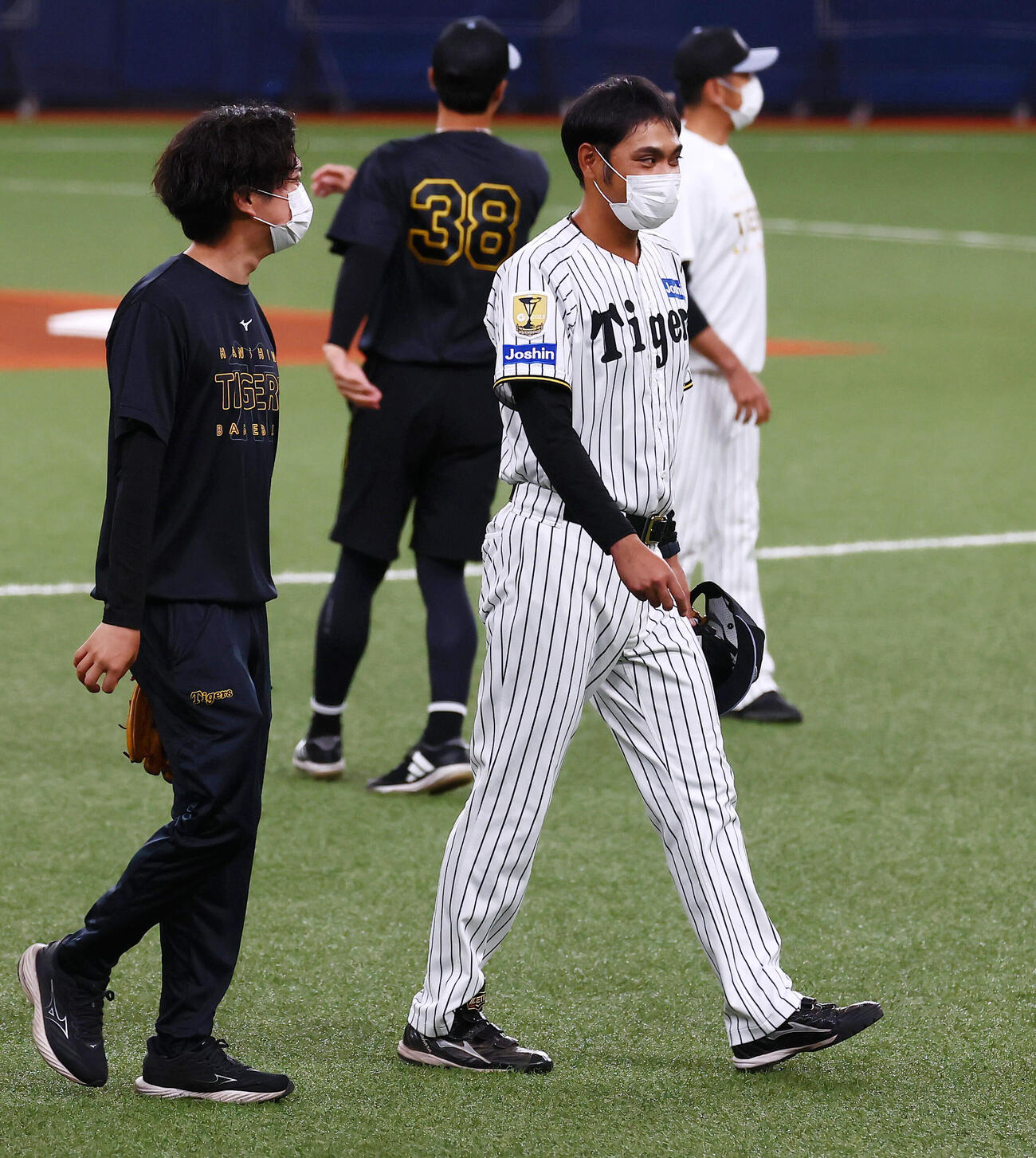 阪神対中日　阪神桑原謙太郎コーチが1軍練習に参加（撮影・加藤哉）