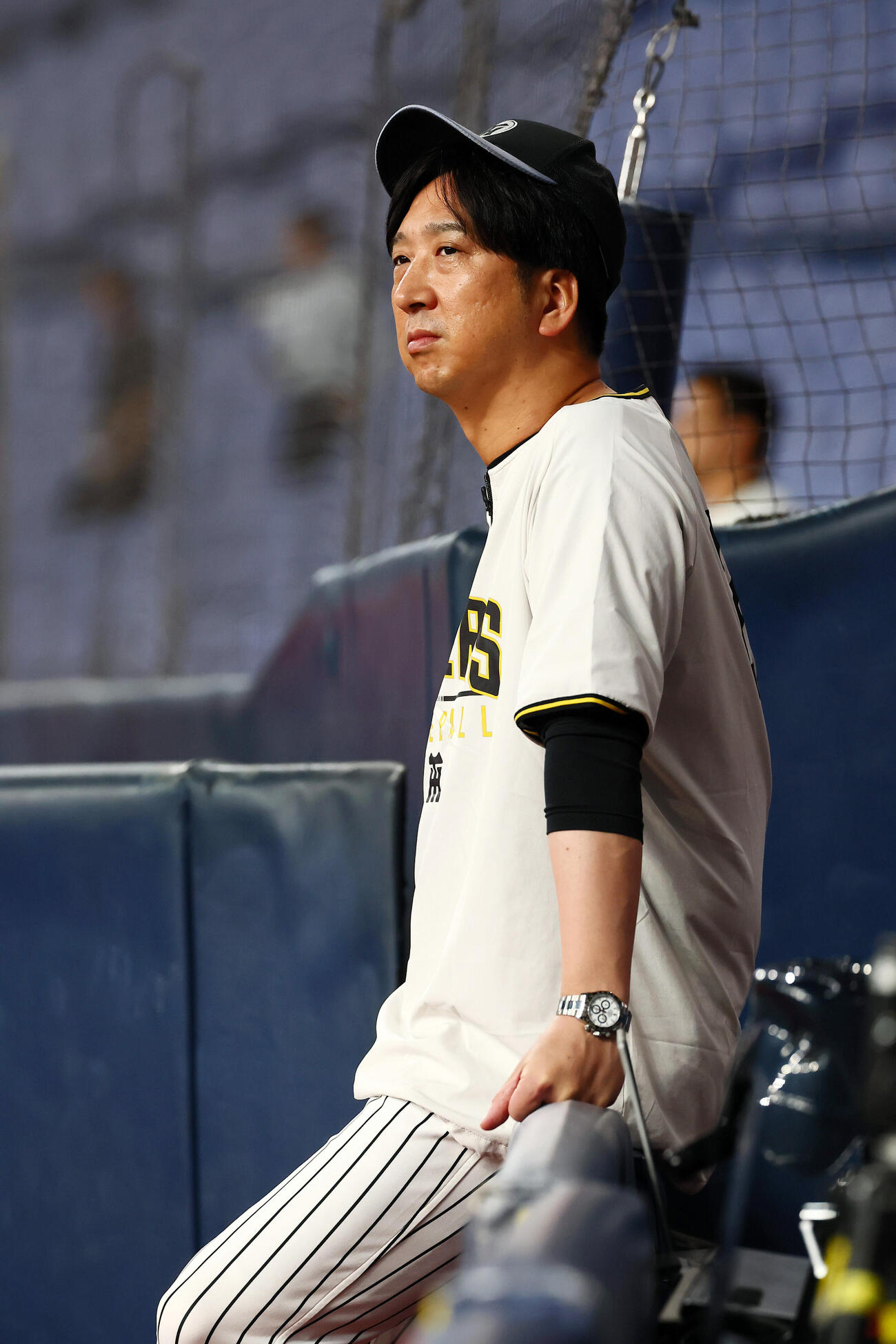阪神対中日　フェンスに腰かけて練習を見る阪神藤川球児監督（撮影・加藤哉）