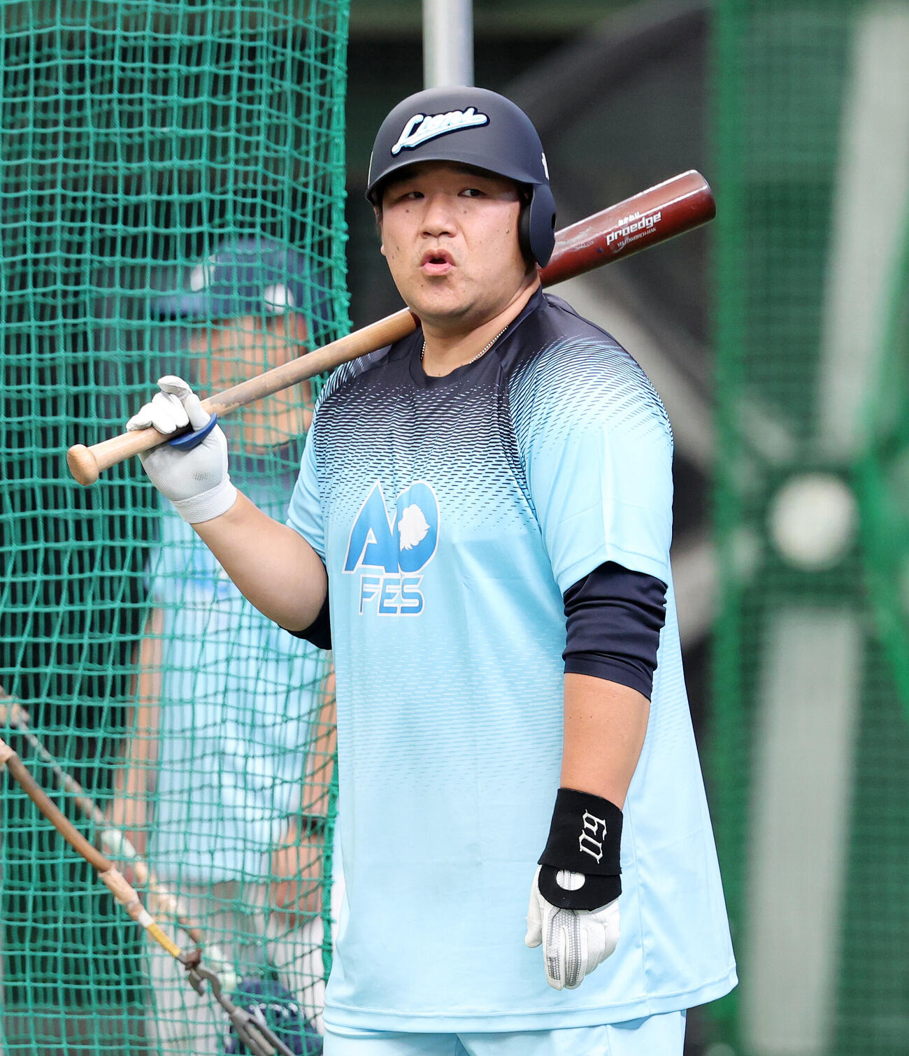 西武対ソフトバンク　打撃練習に向かう西武中村剛也（撮影・鈴木正人）