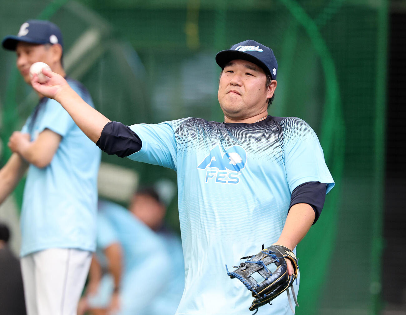 西武対ソフトバンク　キャッチボールする西武中村剛也（撮影・鈴木正人）