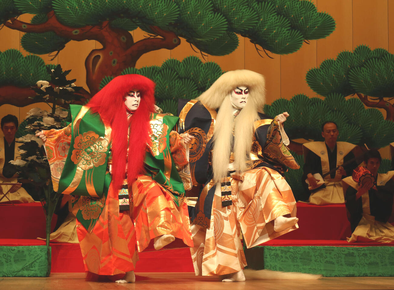 「連獅子」を披露する中村勘九郎（右）、中村鶴松（2018年撮影）