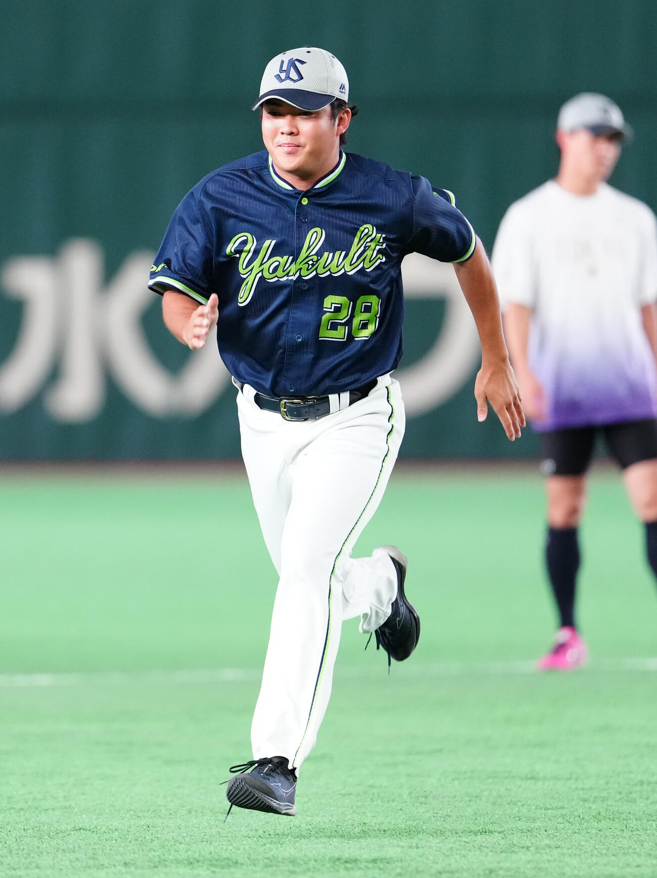 巨人対ヤクルト　試合前練習で汗を流すヤクルト松本健吾（撮影・鈴木みどり）