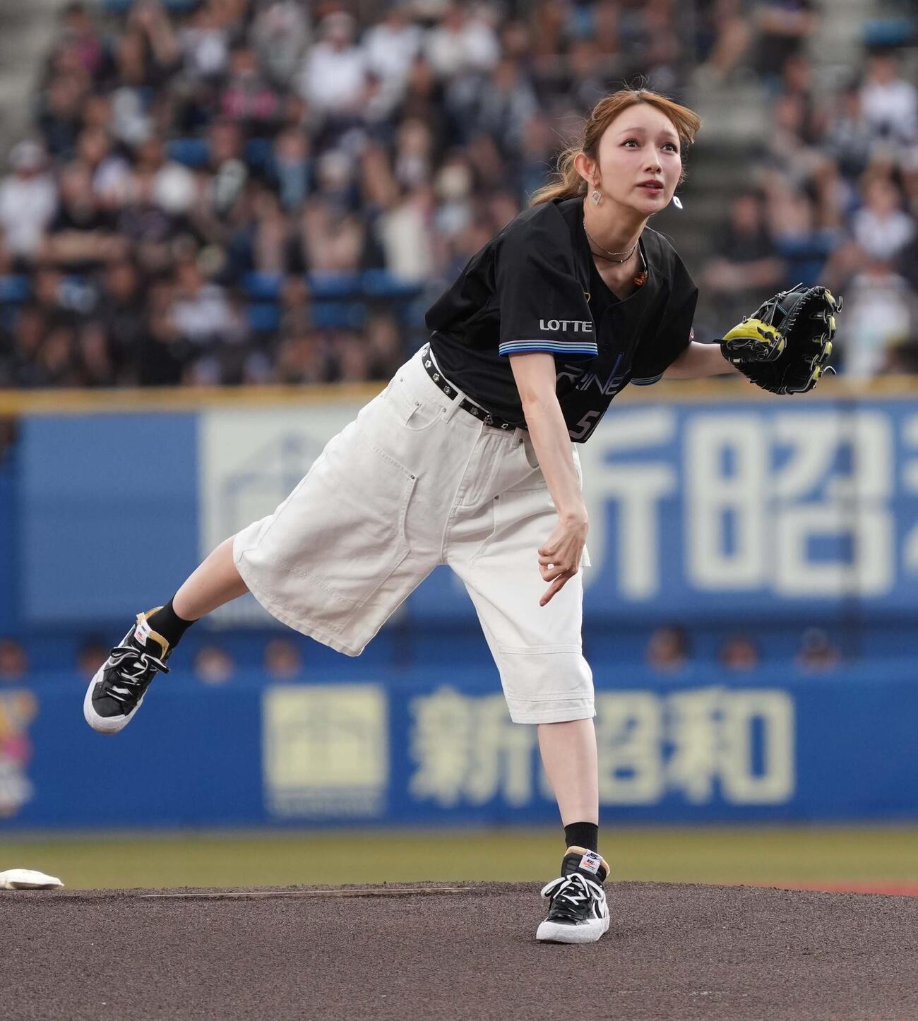 ロッテ対オリックス　ファーストピッチセレモニーに臨む後藤真希（撮影・小沢裕）