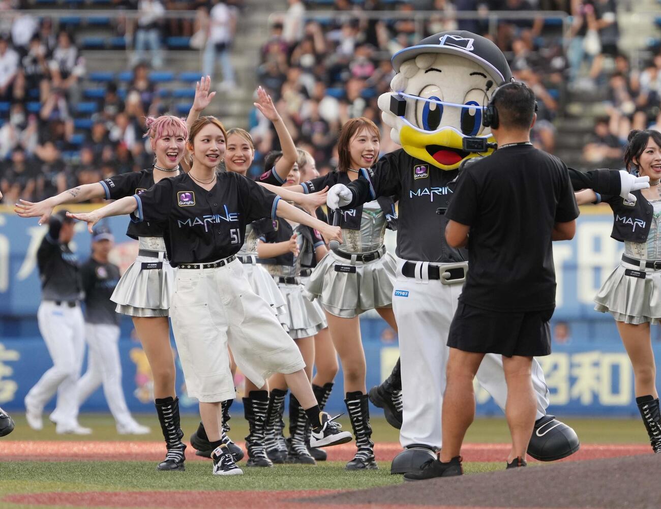 ロッテ対オリックス　スペシャルライブで熱唱する後藤真希（撮影・小沢裕）