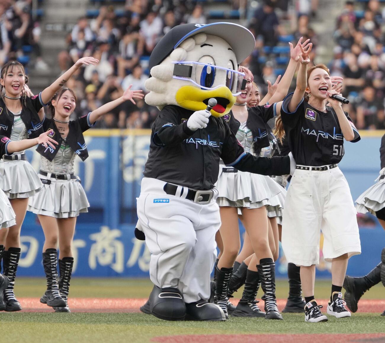 ロッテ対オリックス　スペシャルライブで熱唱する後藤真希（撮影・小沢裕）