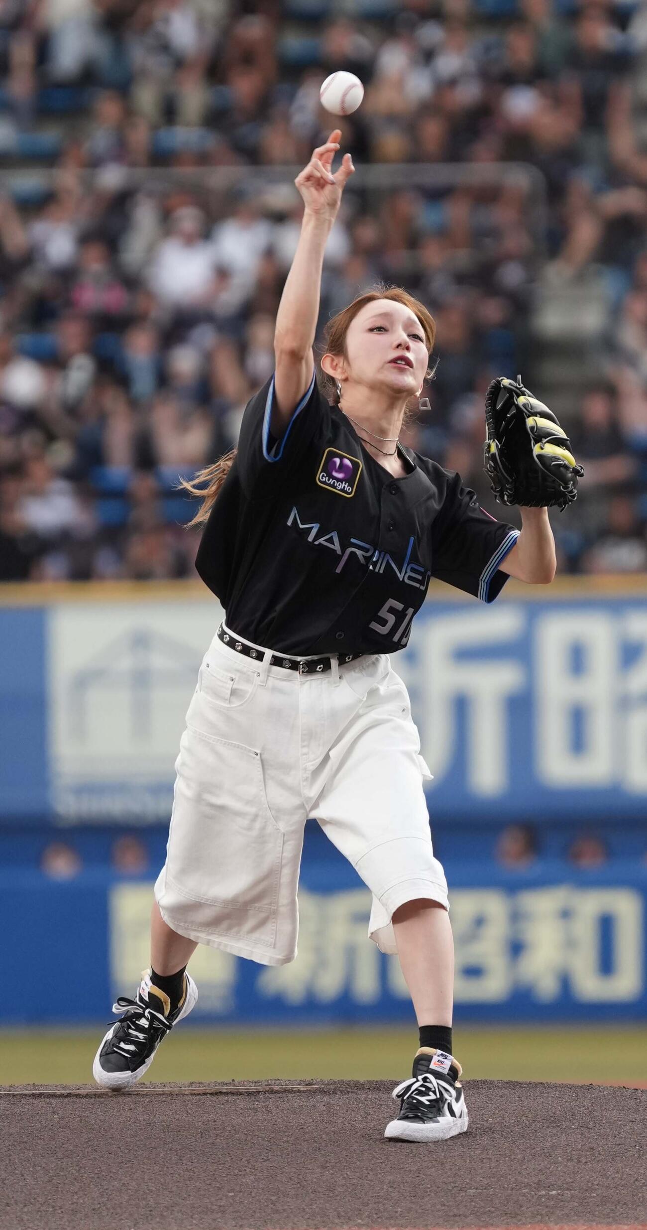 ロッテ対オリックス　ファーストピッチセレモニーに臨む後藤真希（撮影・小沢裕）