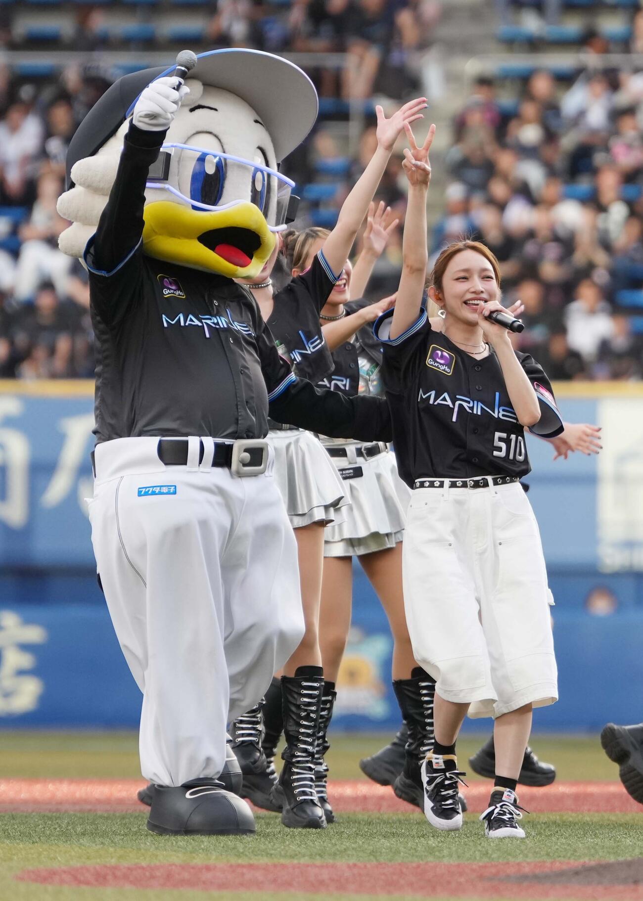 ロッテ対オリックス　スペシャルライブで熱唱する後藤真希（撮影・小沢裕）