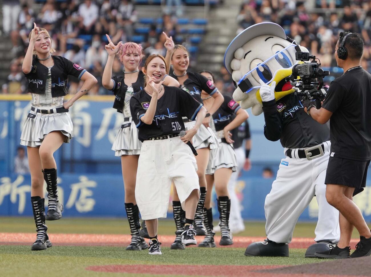 ロッテ対オリックス　スペシャルライブで熱唱する後藤真希（撮影・小沢裕）