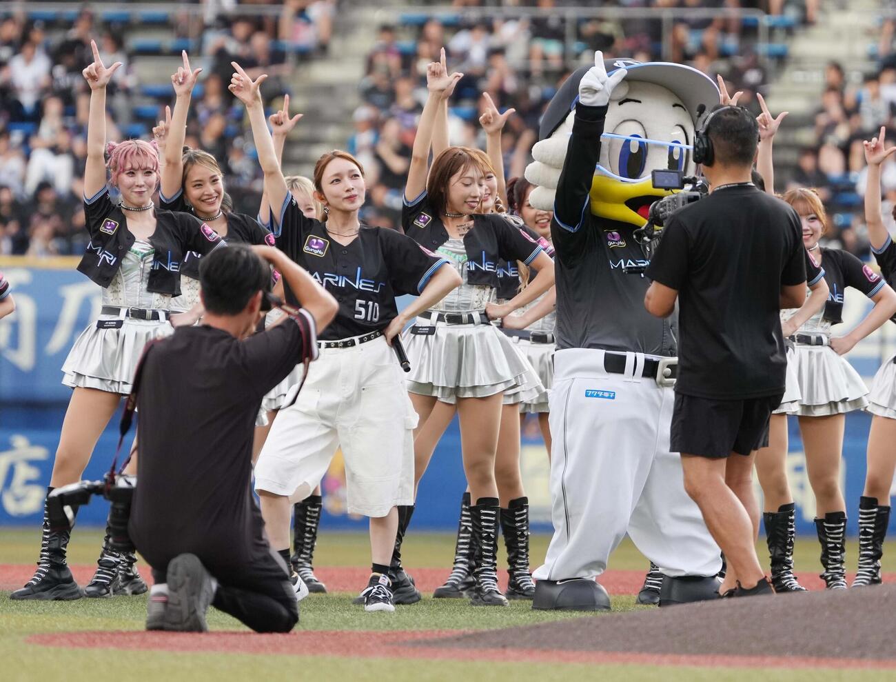 ロッテ対オリックス　スペシャルライブで熱唱する後藤真希（撮影・小沢裕）