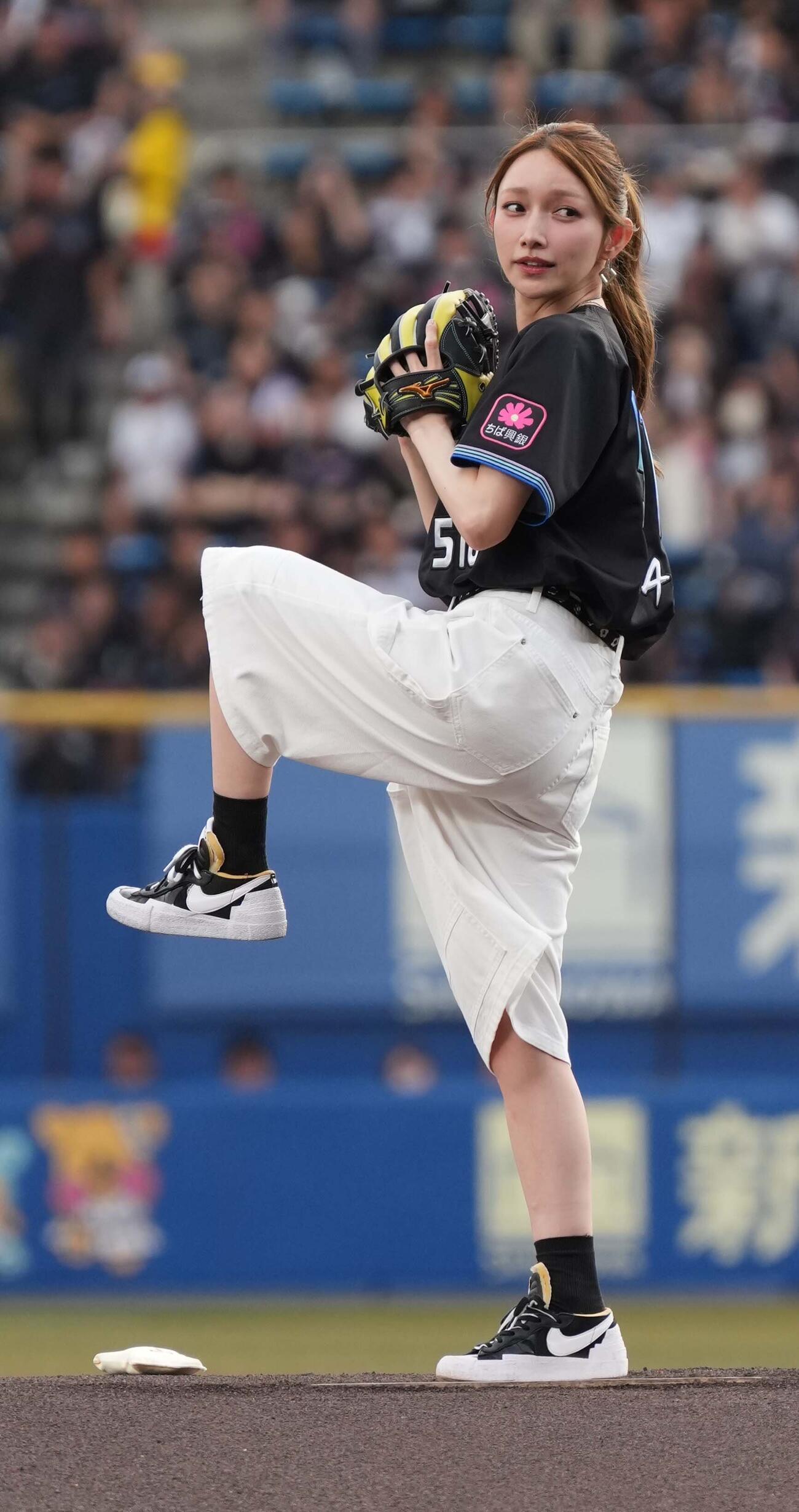 ロッテ対オリックス　ファーストピッチセレモニーを行う後藤真希（撮影・小沢裕）