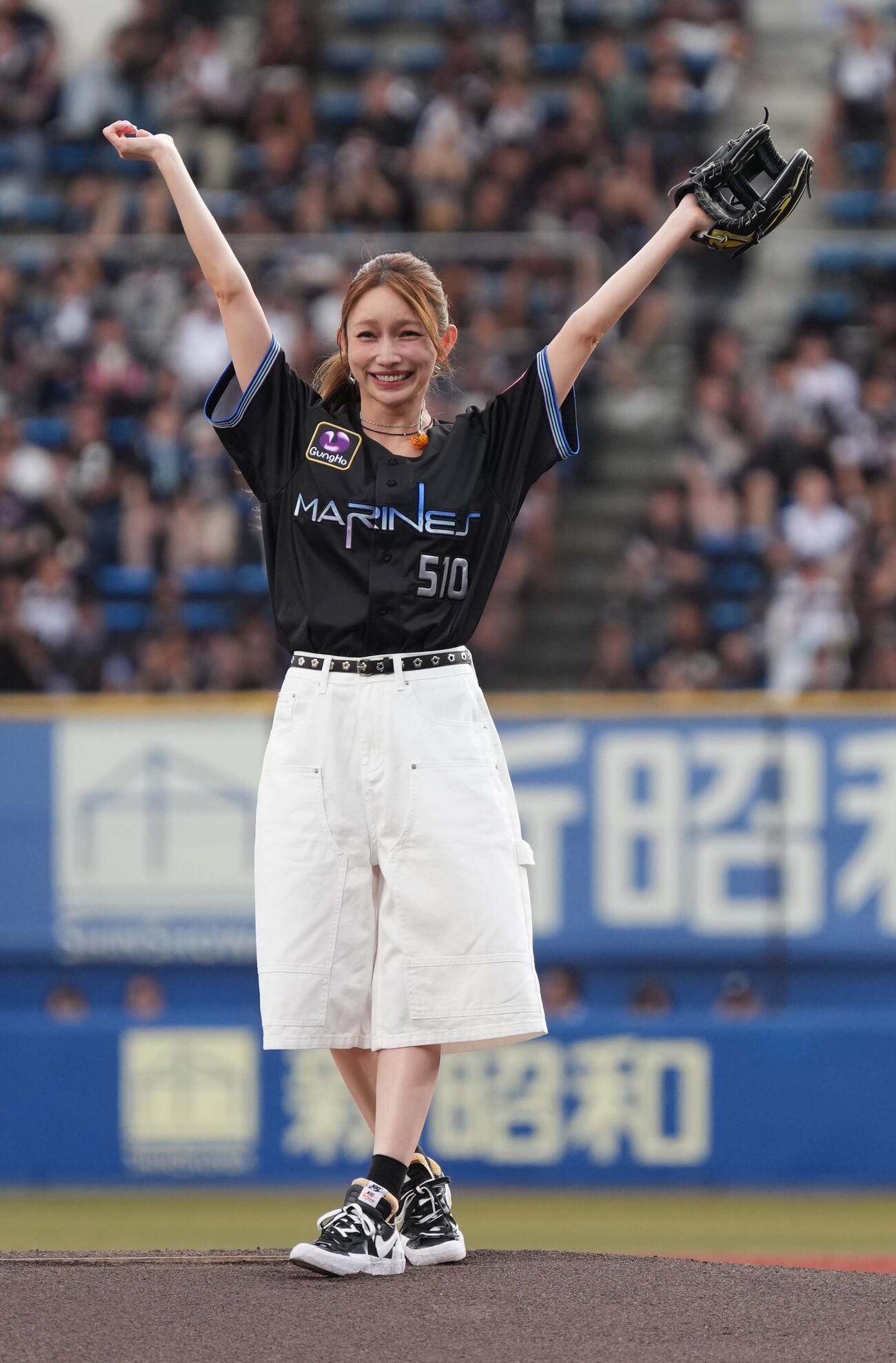 ロッテ対オリックス　ファーストピッチセレモニーに臨む後藤真希（撮影・小沢裕）