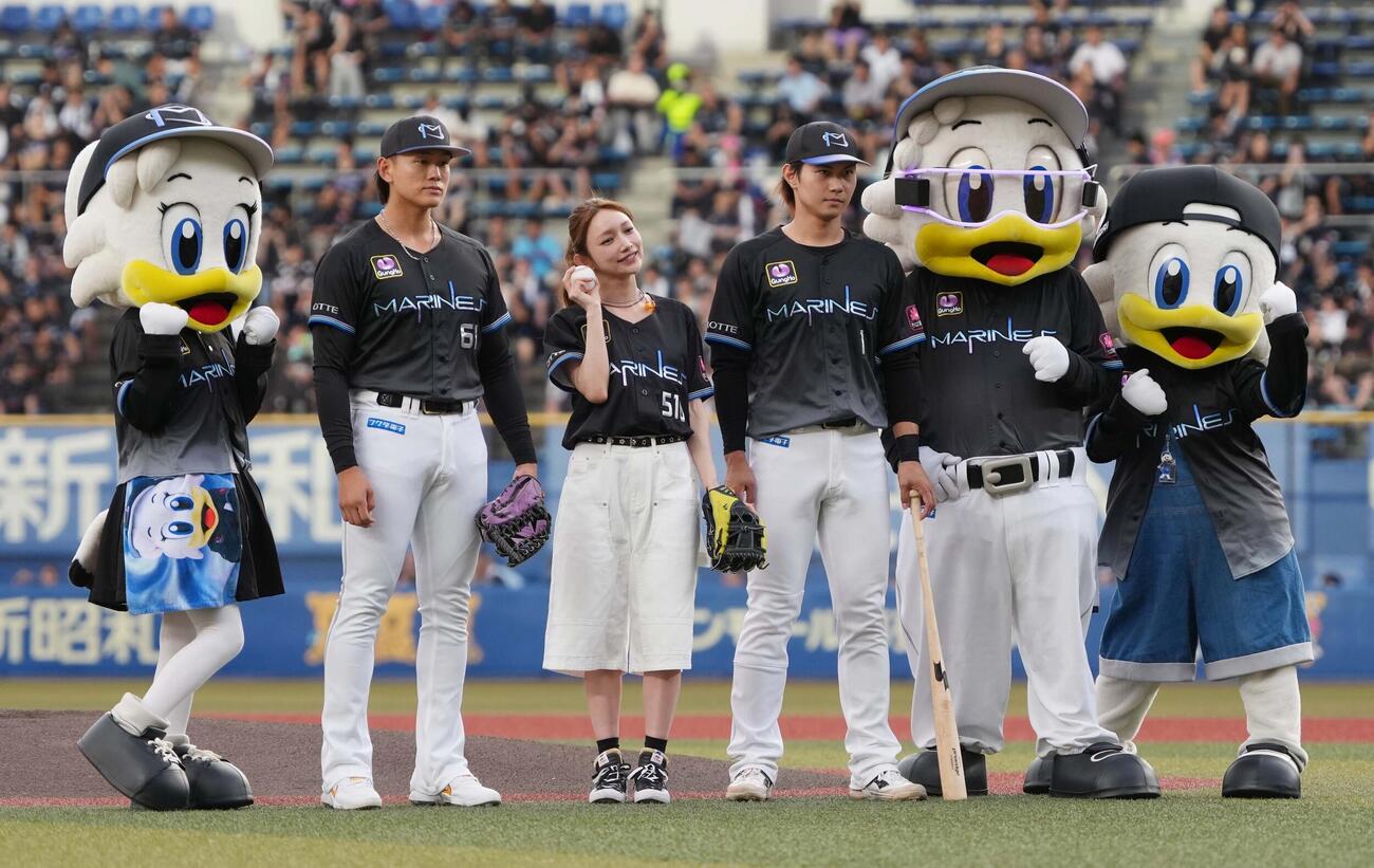 ロッテ対オリックス　ファーストピッチセレモニーを終え記念撮影を行う後藤真希（撮影・小沢裕）