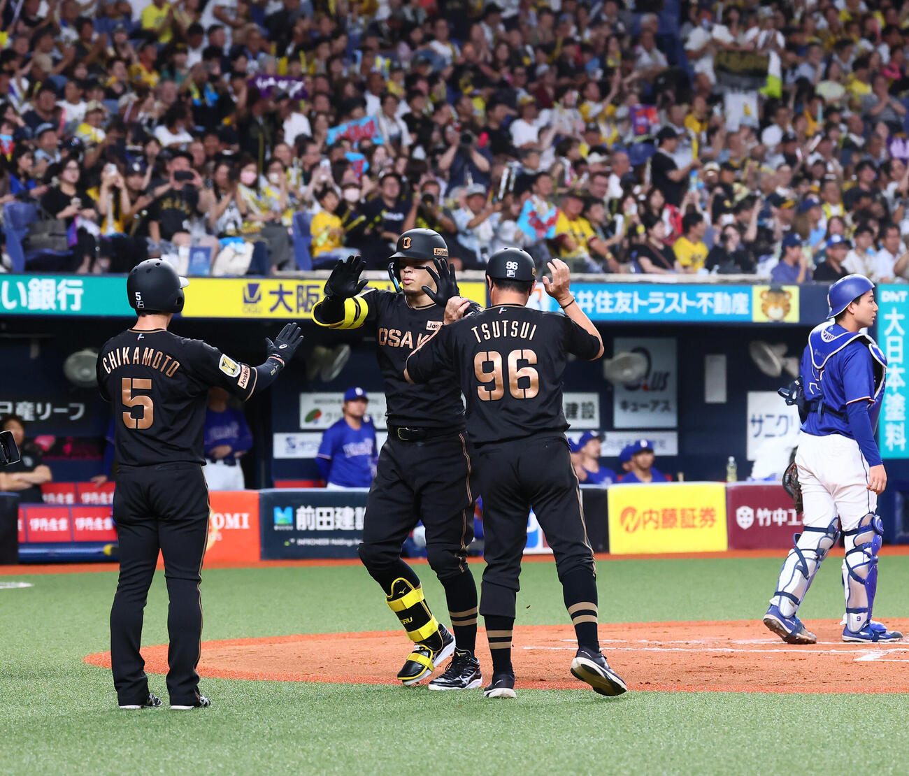 阪神対中日　1回裏阪神2死三塁、佐藤輝明（左から2人目）は中越えに先制の2点本塁打を放ち生還する（撮影・加藤哉）