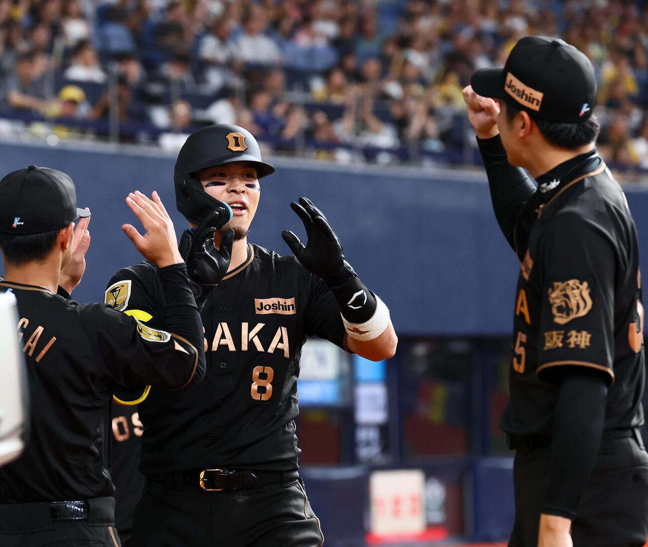 阪神対中日　1回裏阪神2死三塁、佐藤輝明は中越えに先制の2点本塁打を放ちベンチ前の才木浩人（右）とタッチする（撮影・加藤哉）