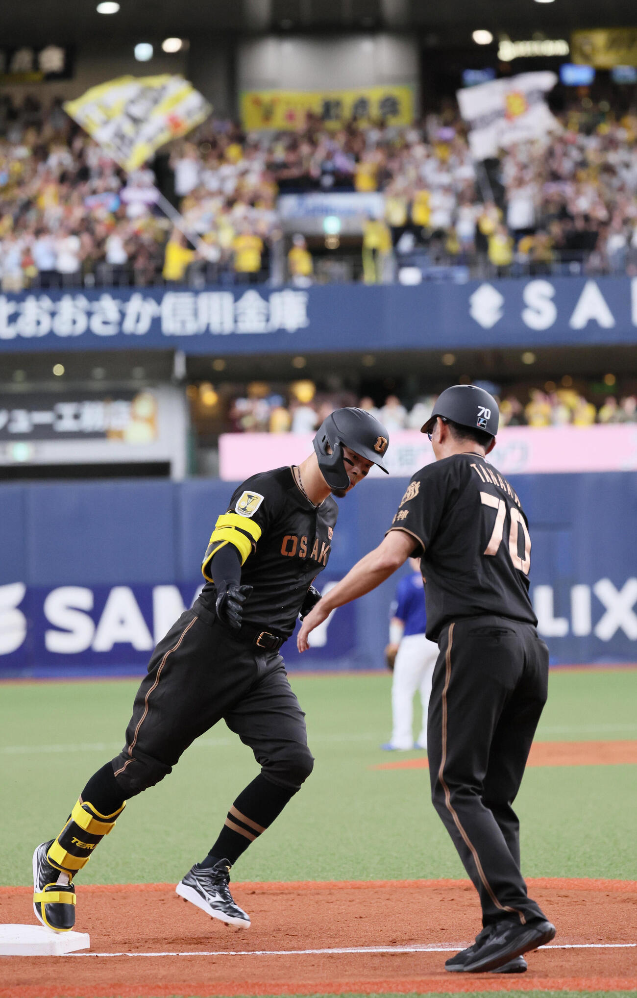 阪神対中日　1回裏阪神2死三塁、佐藤輝明は先制2点本塁打を放つ　（撮影・宮崎幸一）