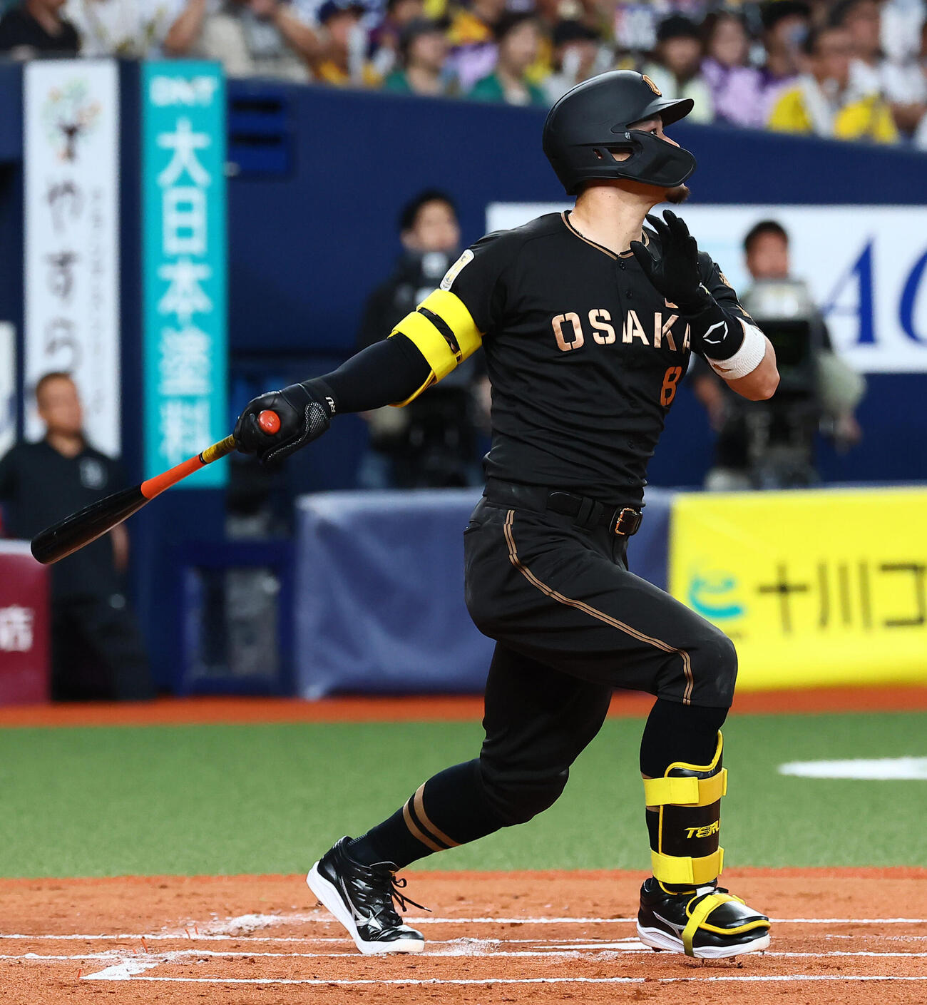 阪神対中日　1回裏阪神2死三塁、佐藤輝明は中越えに先制の2点本塁打を放つ（撮影・加藤哉）