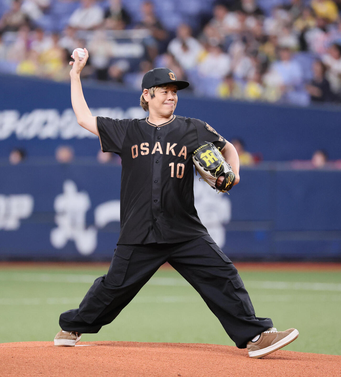 阪神対中日　ファーストピッチセレモニーを行った10ーFEETのTAKUMA（撮影・宮崎幸一）