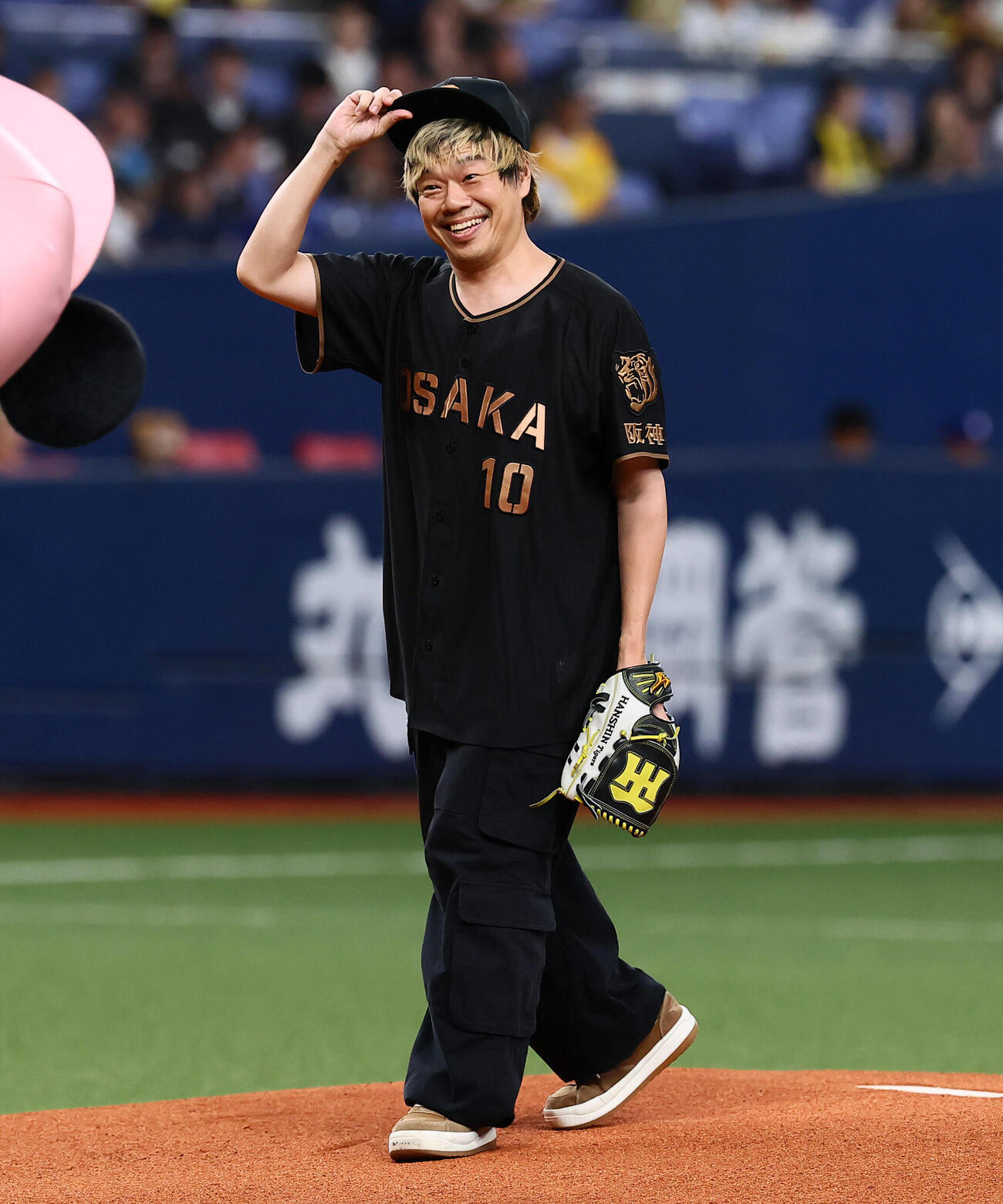 阪神対中日　ファーストピッチを行う10－FEETのTAKUMA（撮影・加藤哉）