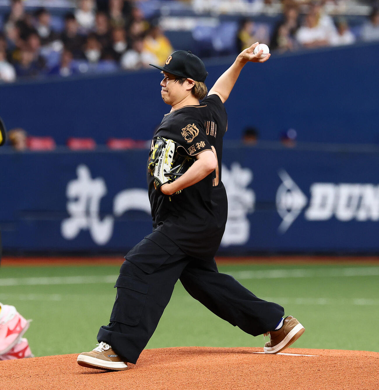阪神対中日　ファーストピッチを行う10－FEETのTAKUMA（撮影・加藤哉）
