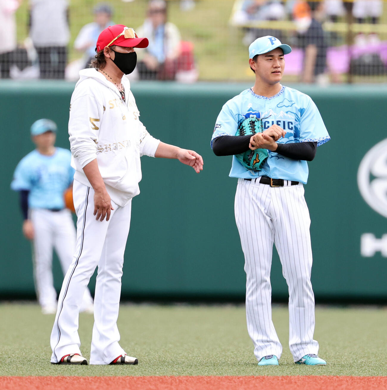 全パ対全セ　試合前、日本ハム新庄剛志監督（手前）と談笑するロッテ西川史礁（撮影・浅見桂子）