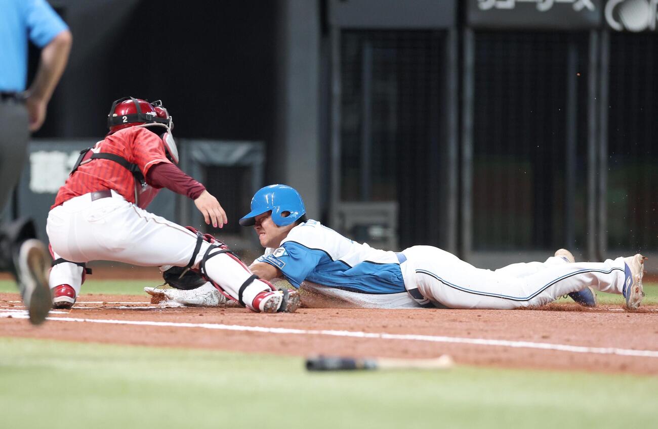 日本ハム対楽天　2回裏日本ハム無死一塁、野村佑希の二塁打の間に吉田賢吾が本塁を突くもアウトになる。捕手太田光（撮影・黒川智章）