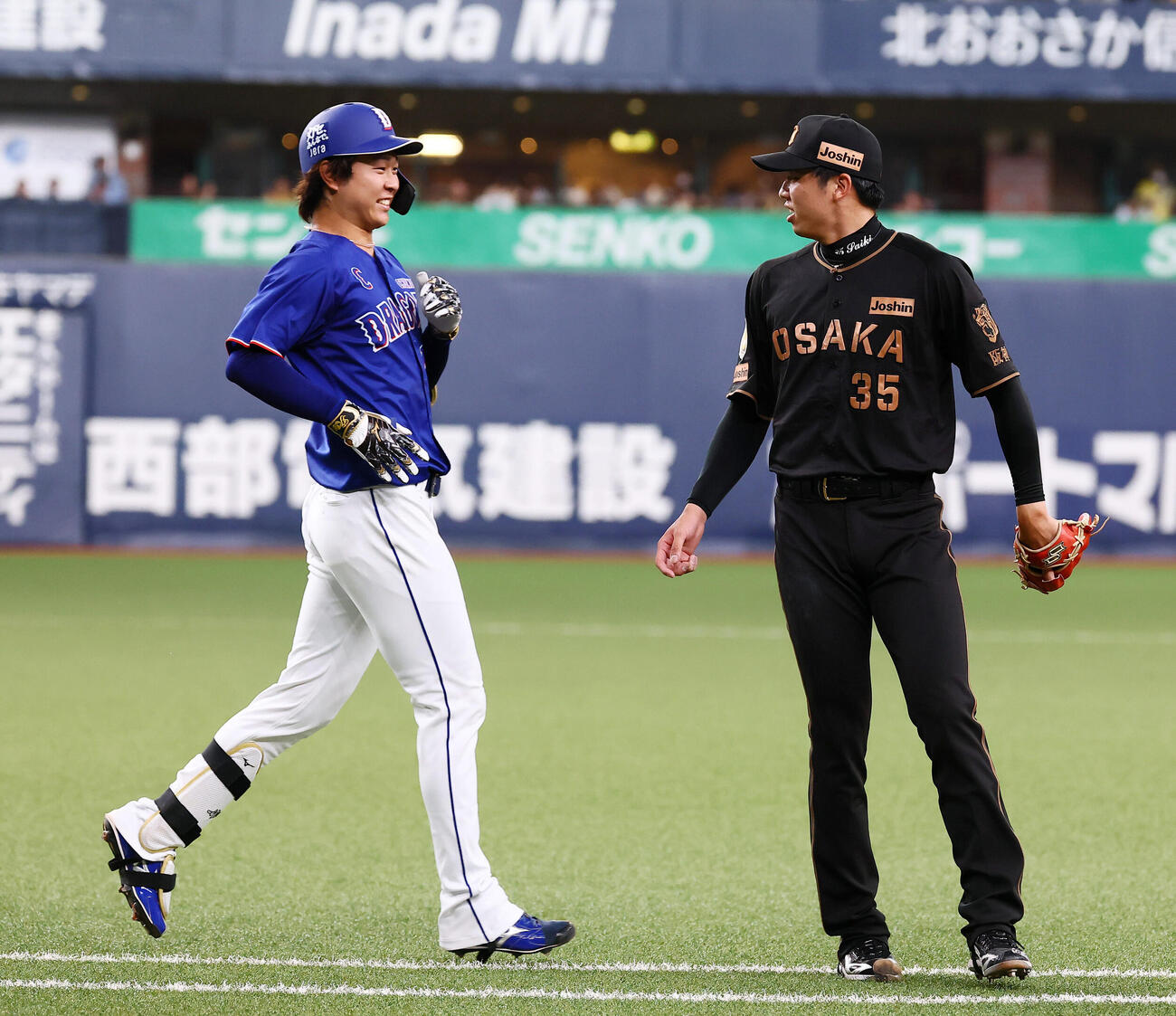 阪神対中日　3回表中日2死、高橋宏斗（左）は一ゴロに倒れベースカバーで走って来た才木浩人と言葉を交わす（撮影・加藤哉）