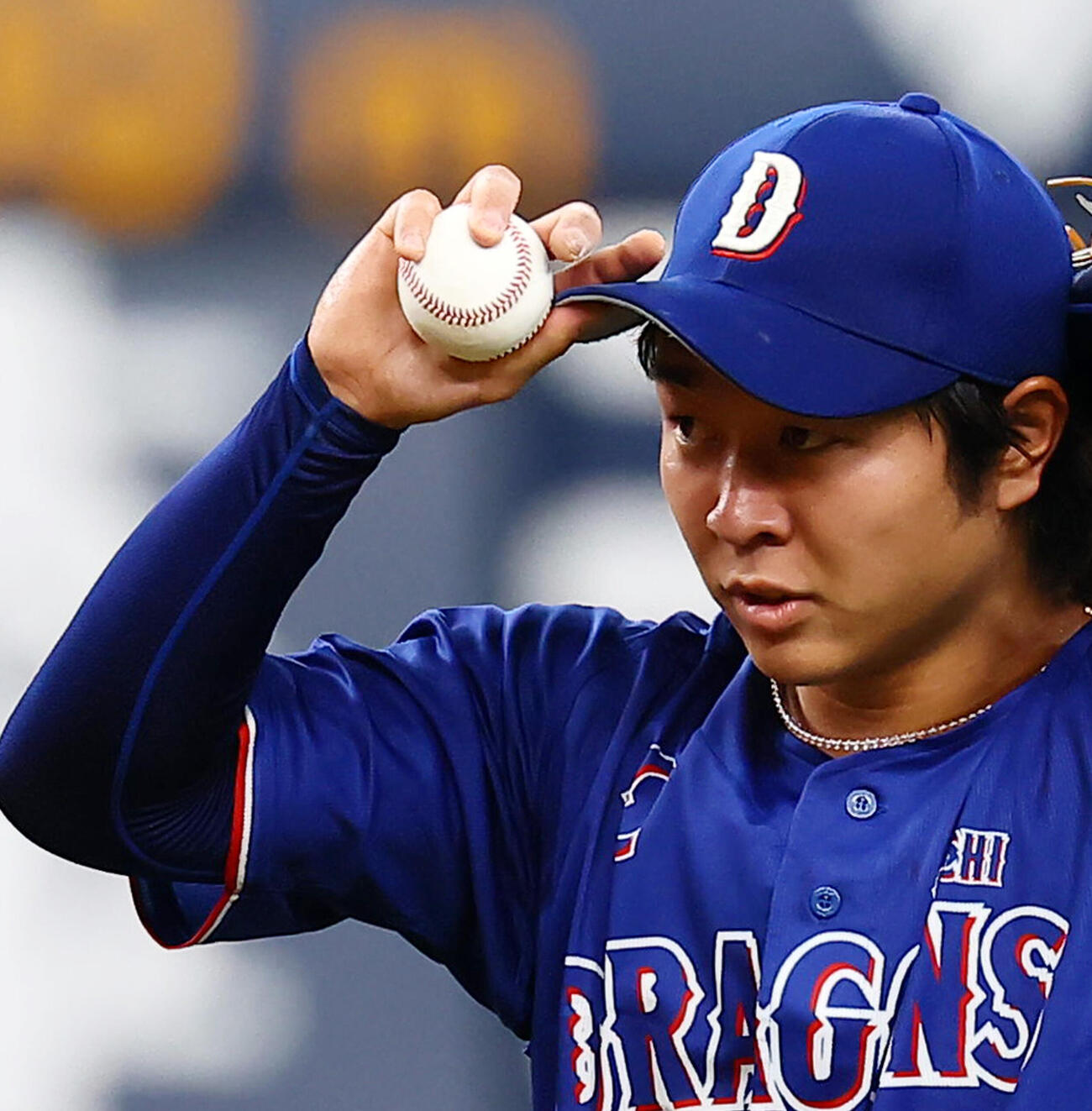 阪神対中日　4回裏阪神1死、高橋宏斗は森下翔太を中飛に仕留めた後、右手の指先を気にしたが…（撮影・加藤哉）