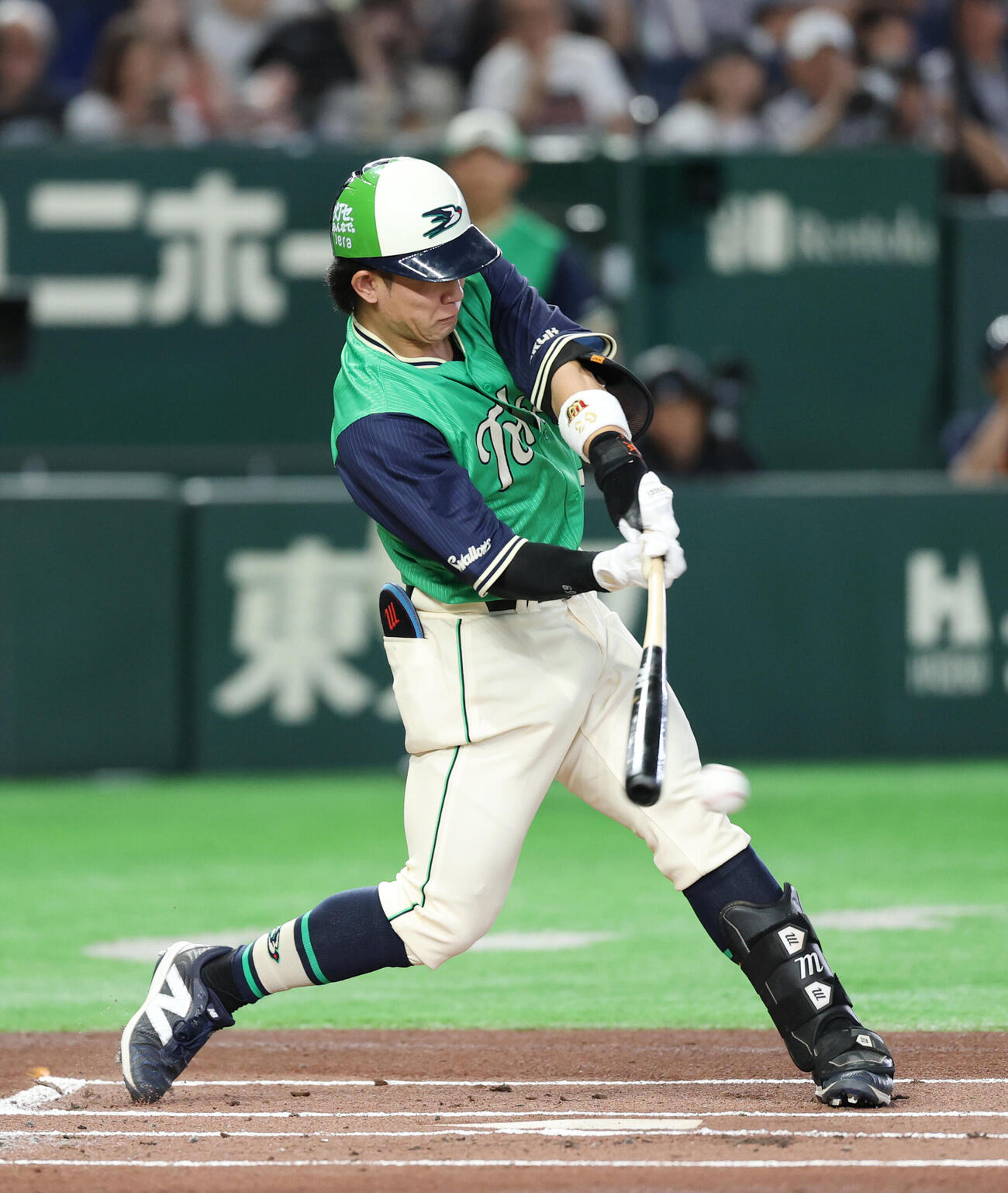 巨人対ヤクルト　1回表ヤクルト2死、安打を放つ増田珠（撮影・増田悦実）