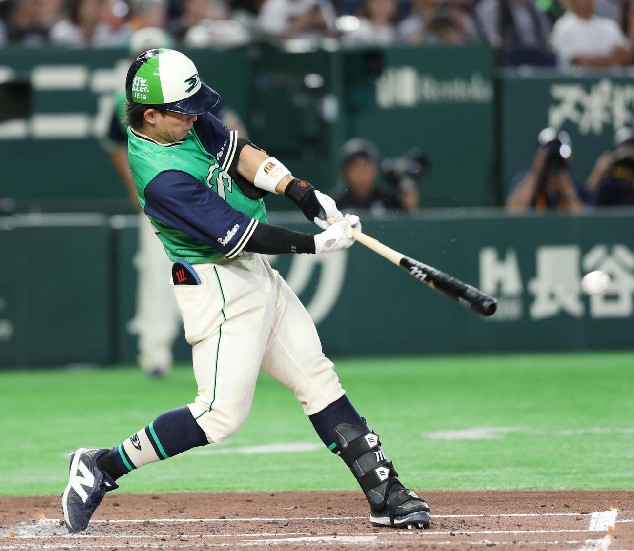 巨人対ヤクルト　3回表ヤクルト2死一塁、安打を放つ増田珠（撮影・増田悦実）