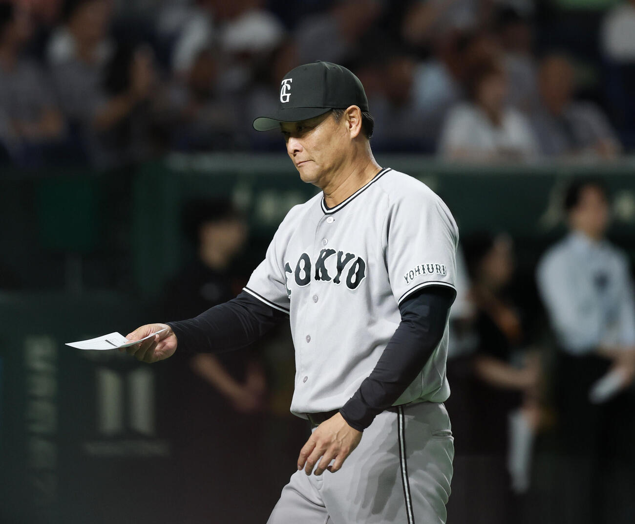 巨人対ヤクルト　メンバー表交換を行いベンチに戻る巨人橋上秀樹監督代行（撮影・増田悦実）