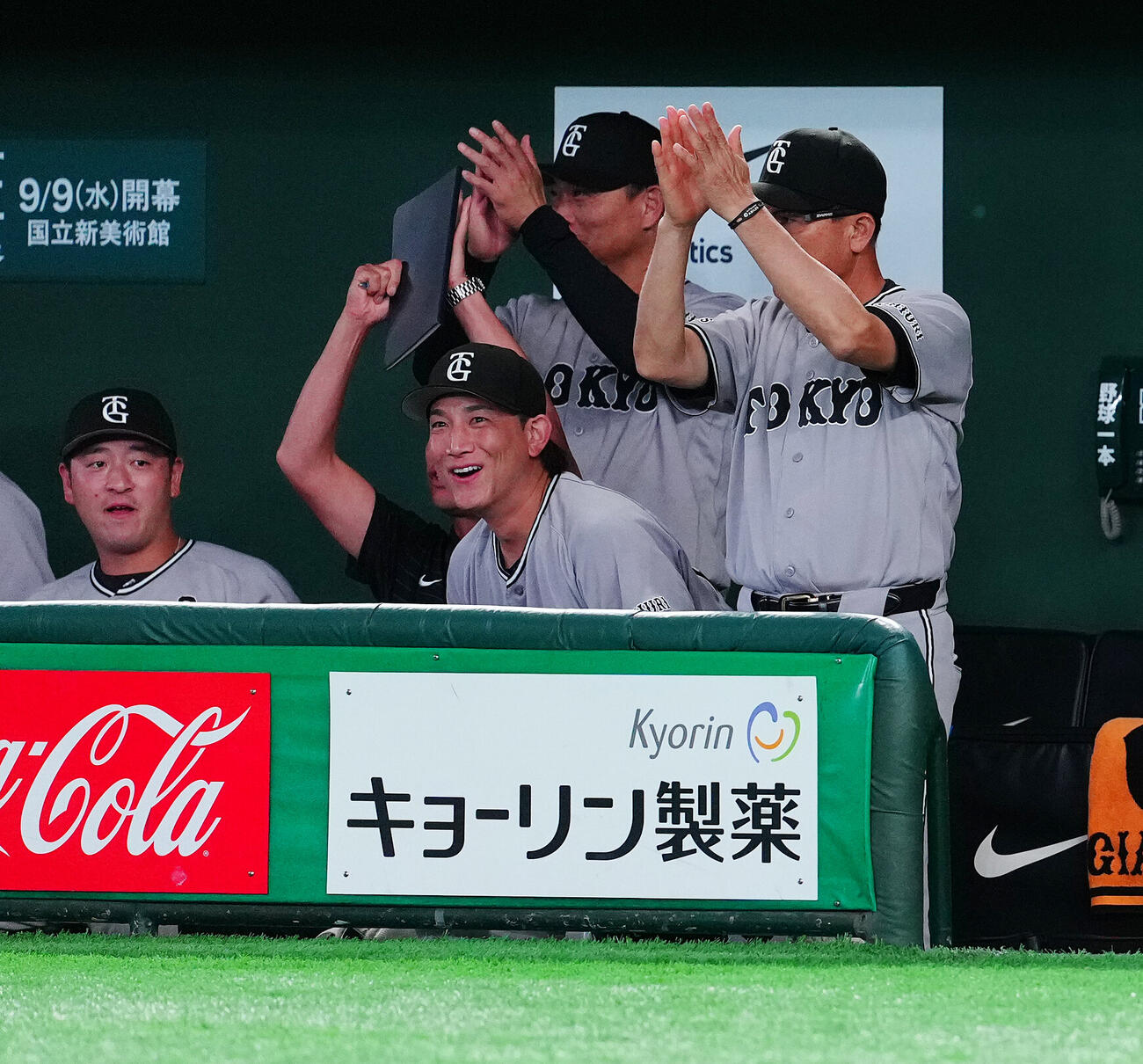 巨人対ヤクルト　2回表ヤクルト1死一塁、打者武岡龍世が見逃し三振に倒れた後、リクエストで一塁走者岩田幸宏の二盗がアウトと判定され、手をたたく橋上秀樹監督代行（中央上）（撮影・鈴木みどり）