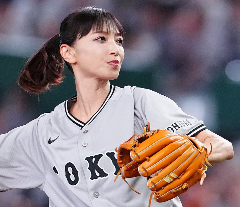 巨人対ヤクルト　ファーストピッチで投球する望月理恵（撮影・鈴木みどり）