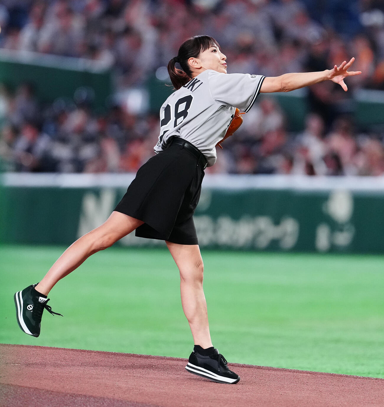 巨人対ヤクルト　ファーストピッチで投球する望月理恵（撮影・鈴木みどり）