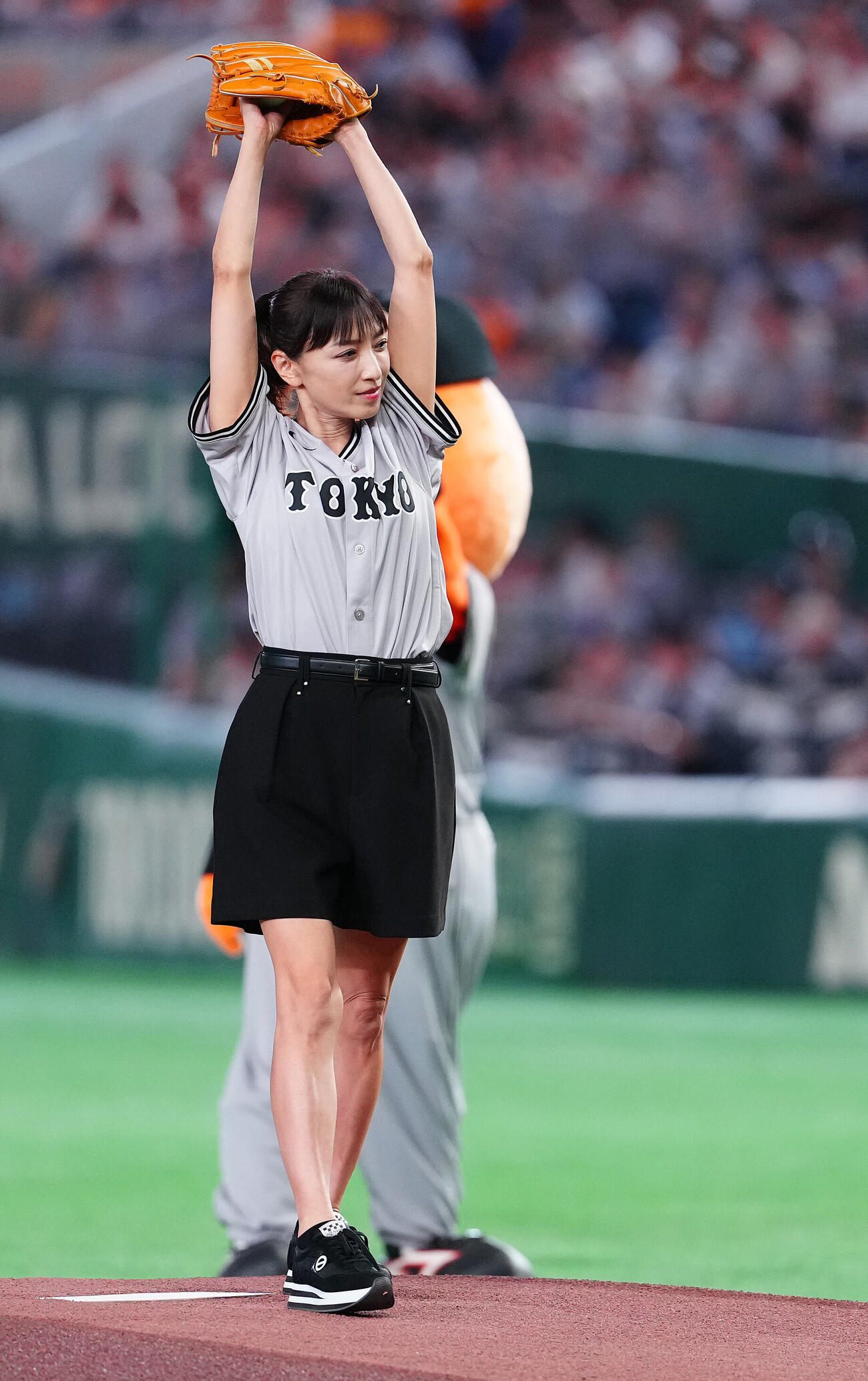 巨人対ヤクルト　ファーストピッチで投球する望月理恵（撮影・鈴木みどり）