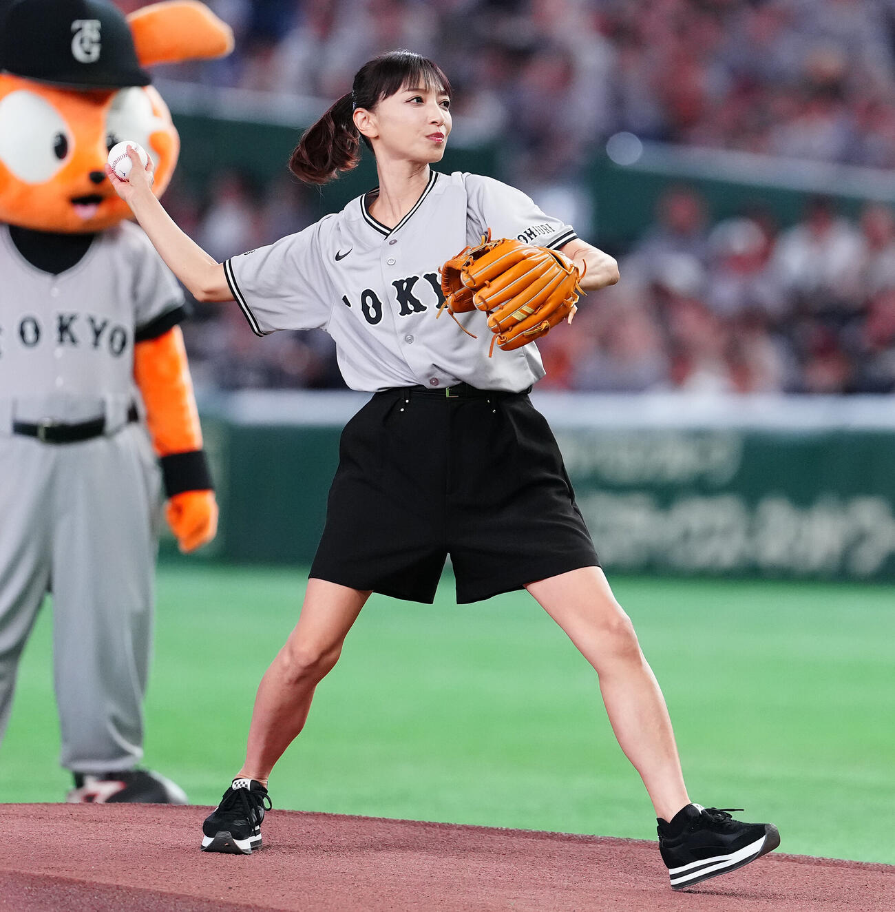 巨人対ヤクルト　ファーストピッチで投球する望月理恵（撮影・鈴木みどり）