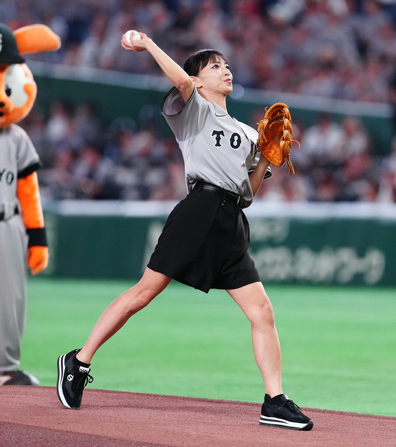 巨人対ヤクルト　ファーストピッチで投球する望月理恵（撮影・鈴木みどり）