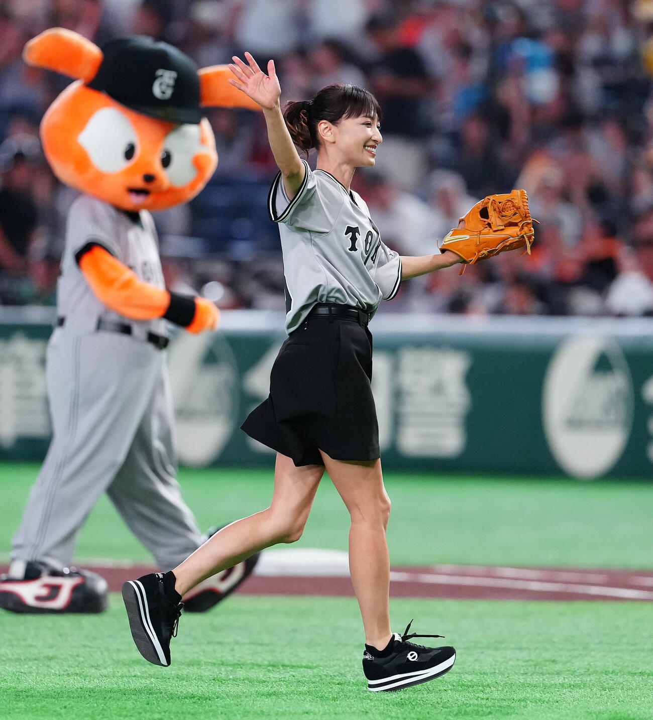 巨人対ヤクルト　ファーストピッチで投球し、声援に応える望月理恵（撮影・鈴木みどり）