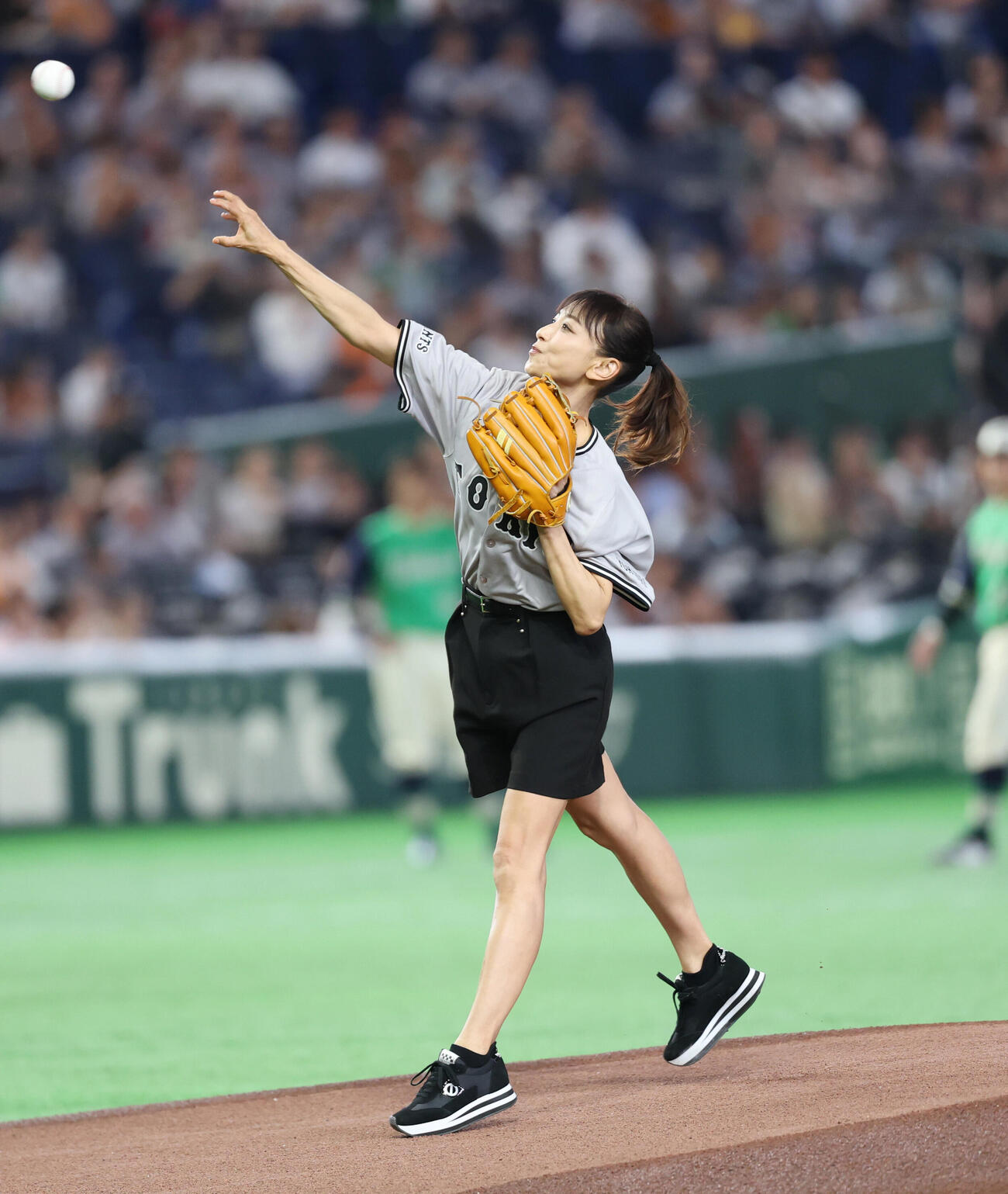 巨人対ヤクルト　ファーストピッチをと務めた望月理恵（撮影・増田悦実）