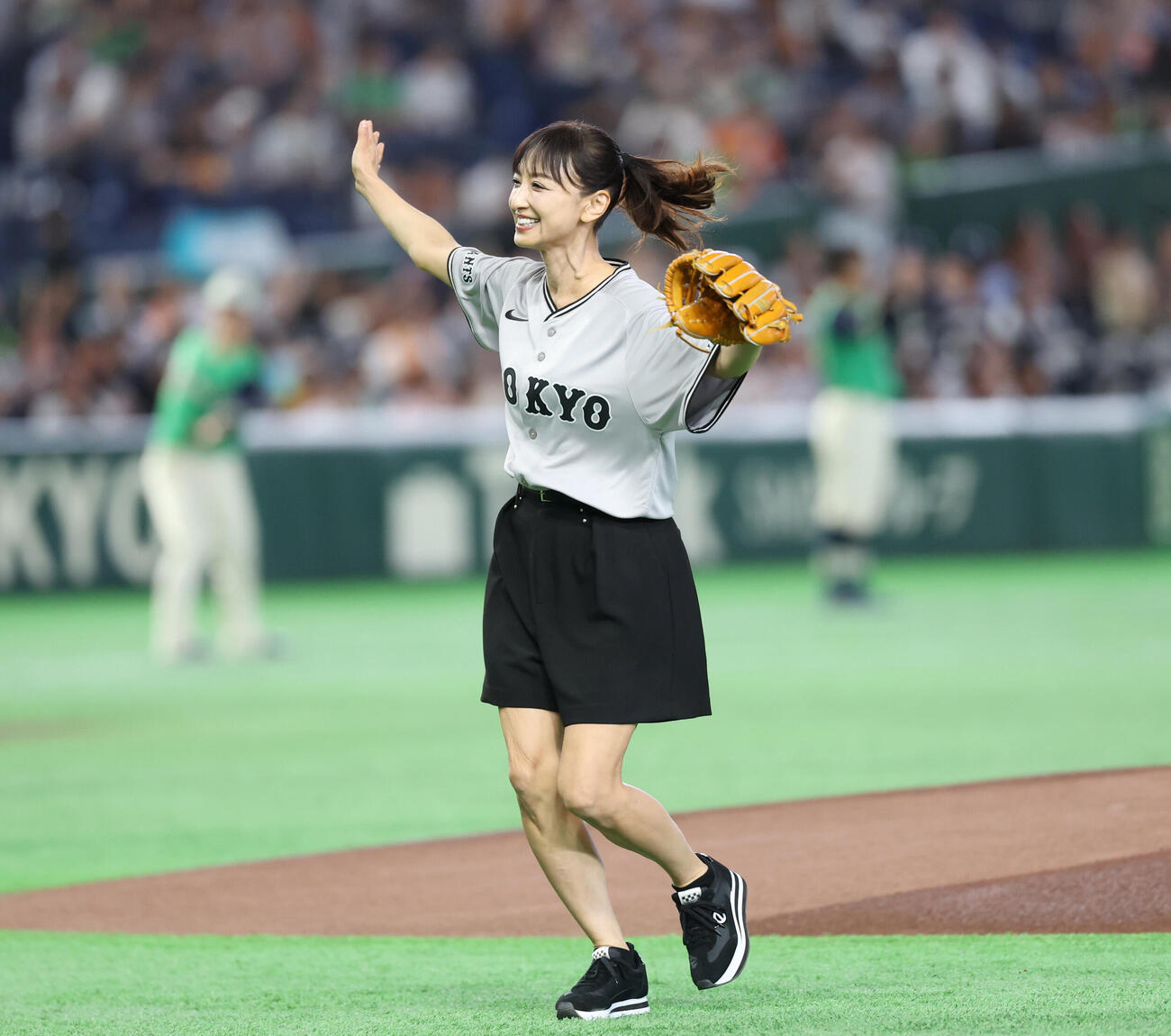 巨人対ヤクルト　ファーストピッチを投げ終え手を広げ戻る望月理恵（撮影・増田悦実）