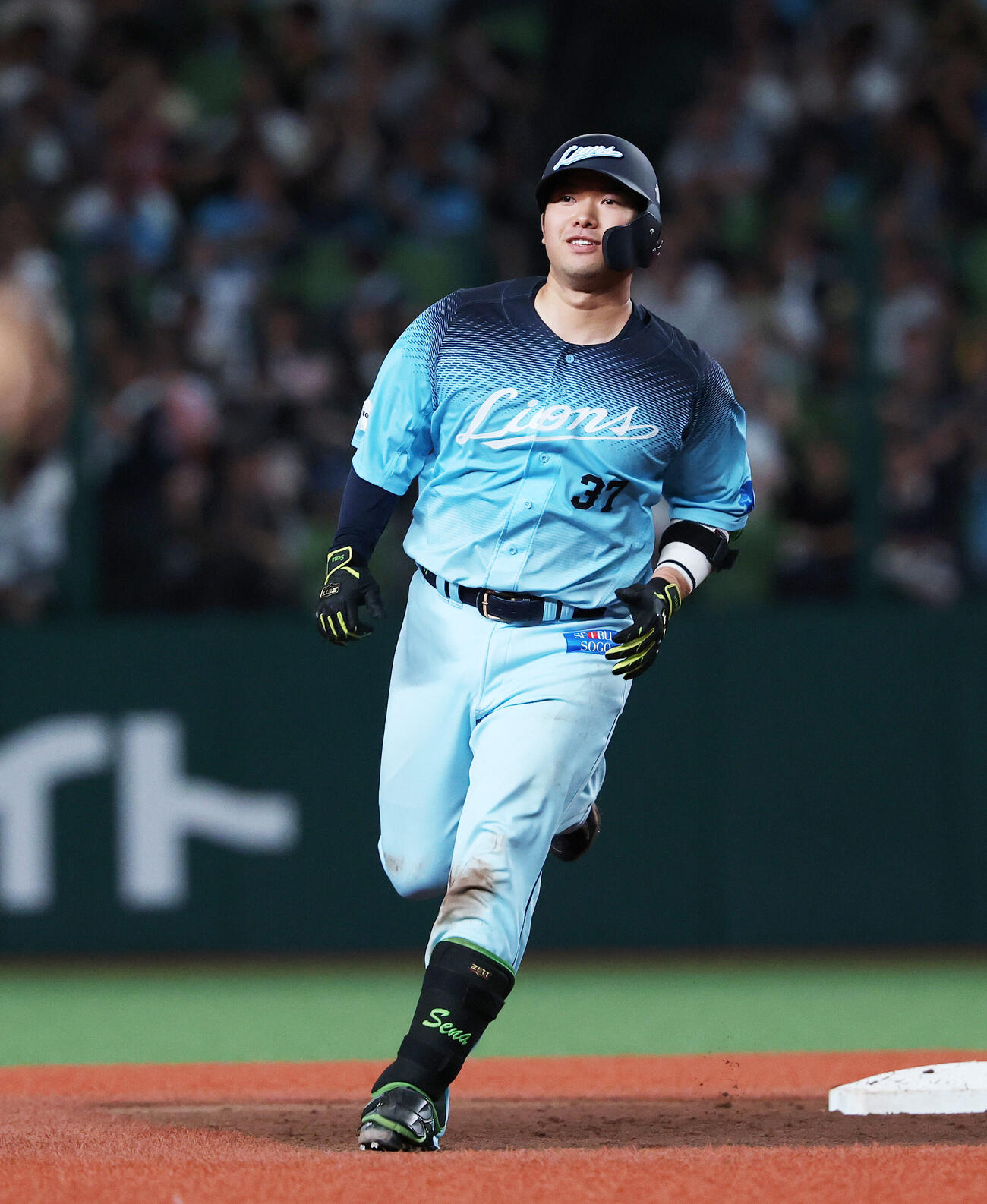 西武対ソフトバンク　5回裏西武無死、柘植世那はソロ本塁打を放ち笑顔を見せる（撮影・鈴木正人）