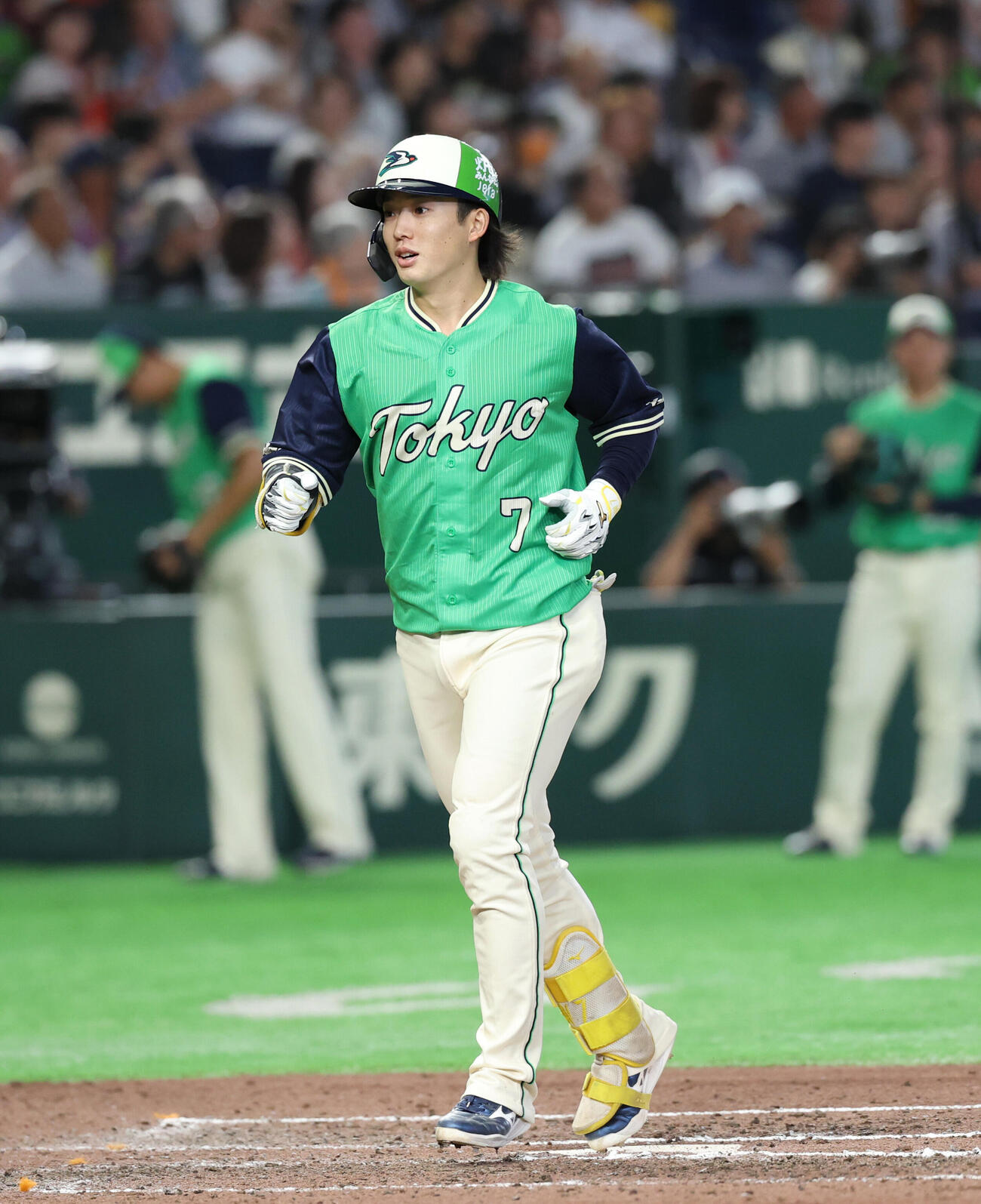 巨人対ヤクルト　7回表ヤクルト2死、本塁打を放ち生還する長岡秀樹（撮影・増田悦実）